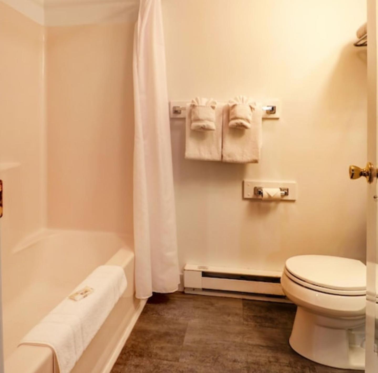 Carriage House Motel Cottages & Suites