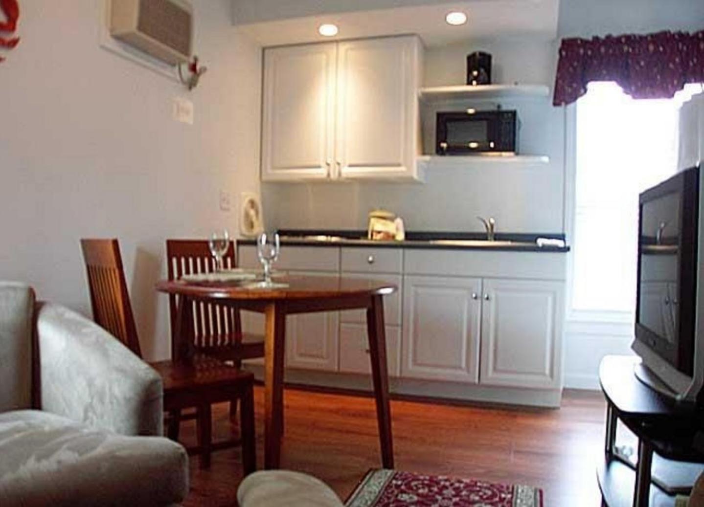 Carriage House Motel Cottages & Suites