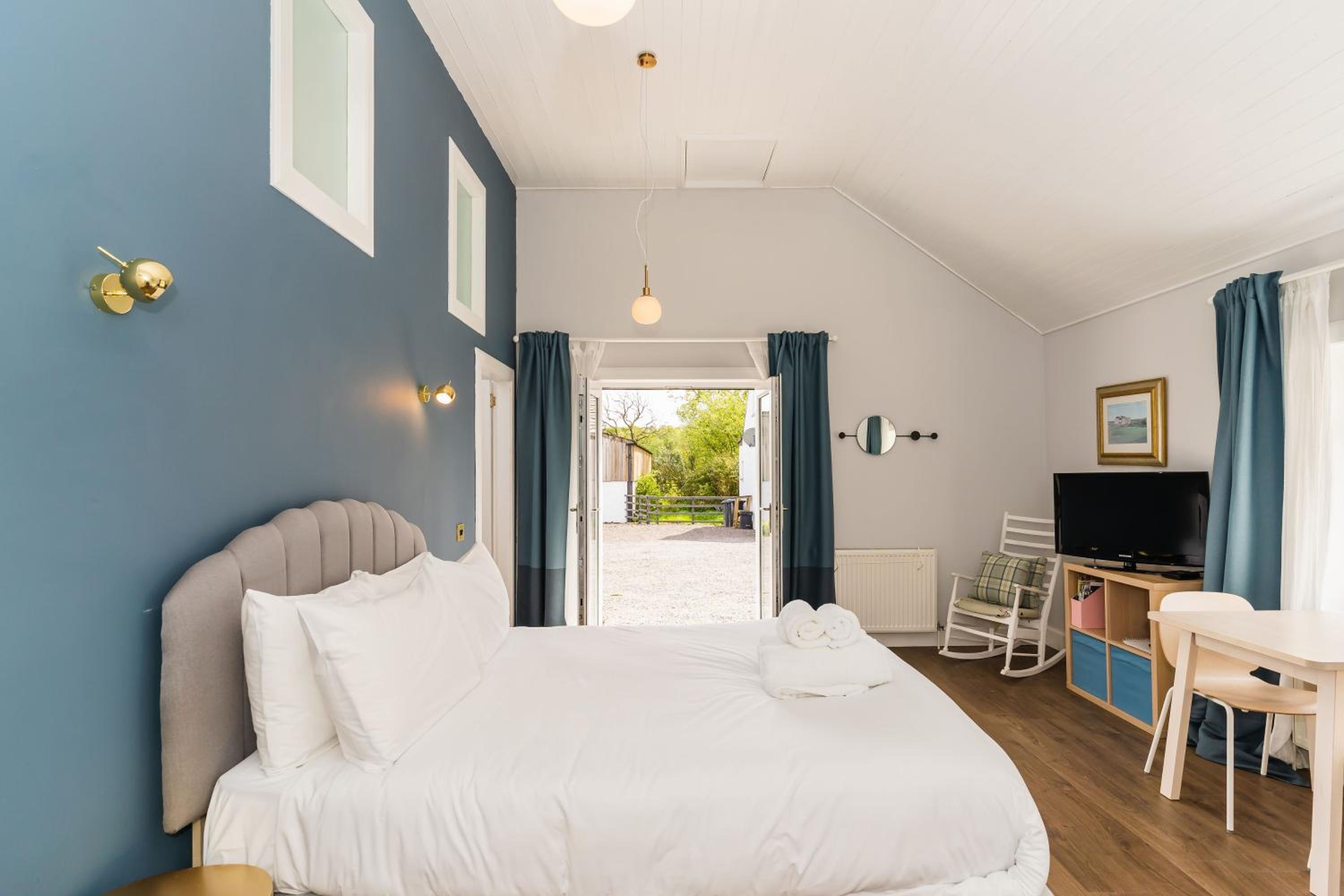 Stylish self contained studio near Glasgow Airport view 3