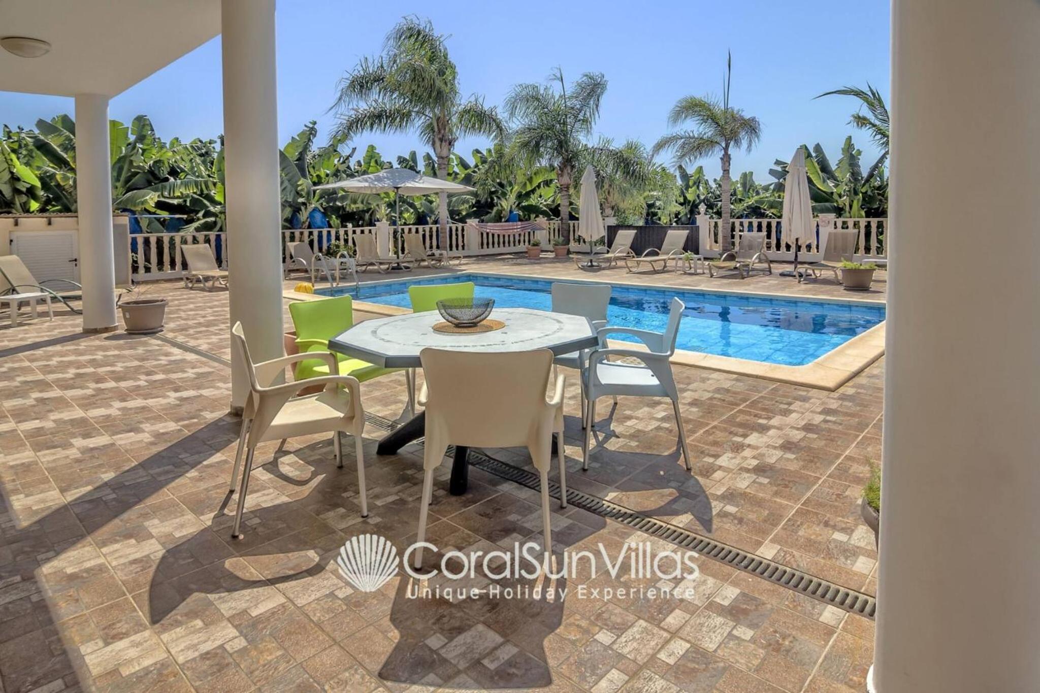 Impressive Villa Exclusive Sea Caves walk to taverns Sleeps 11 Ref 507