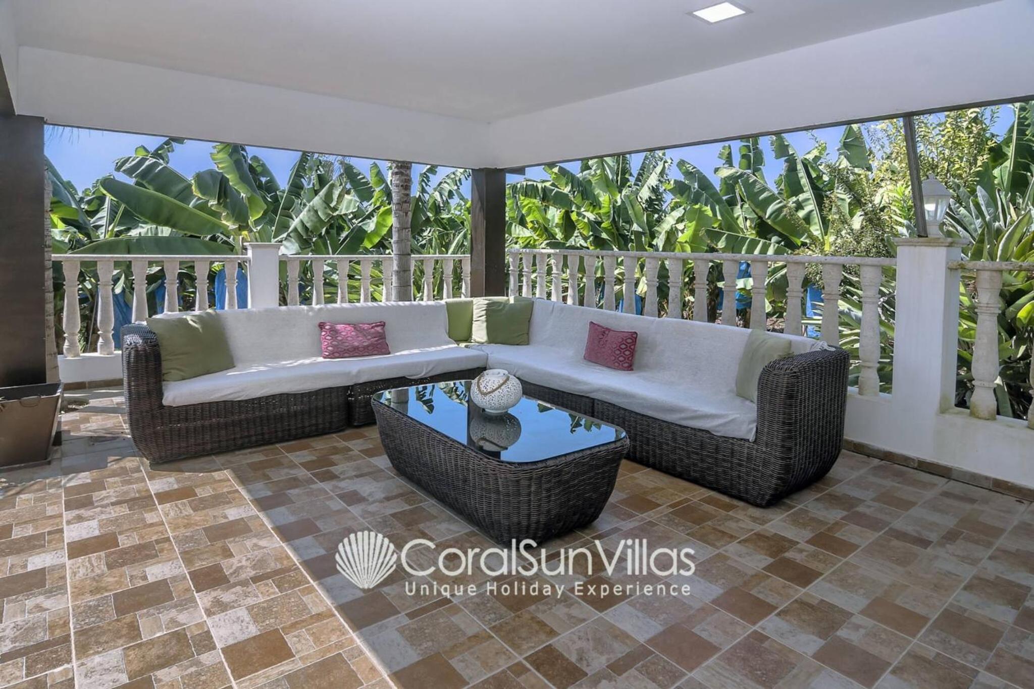 Impressive Villa Exclusive Sea Caves walk to taverns Sleeps 11 Ref 507