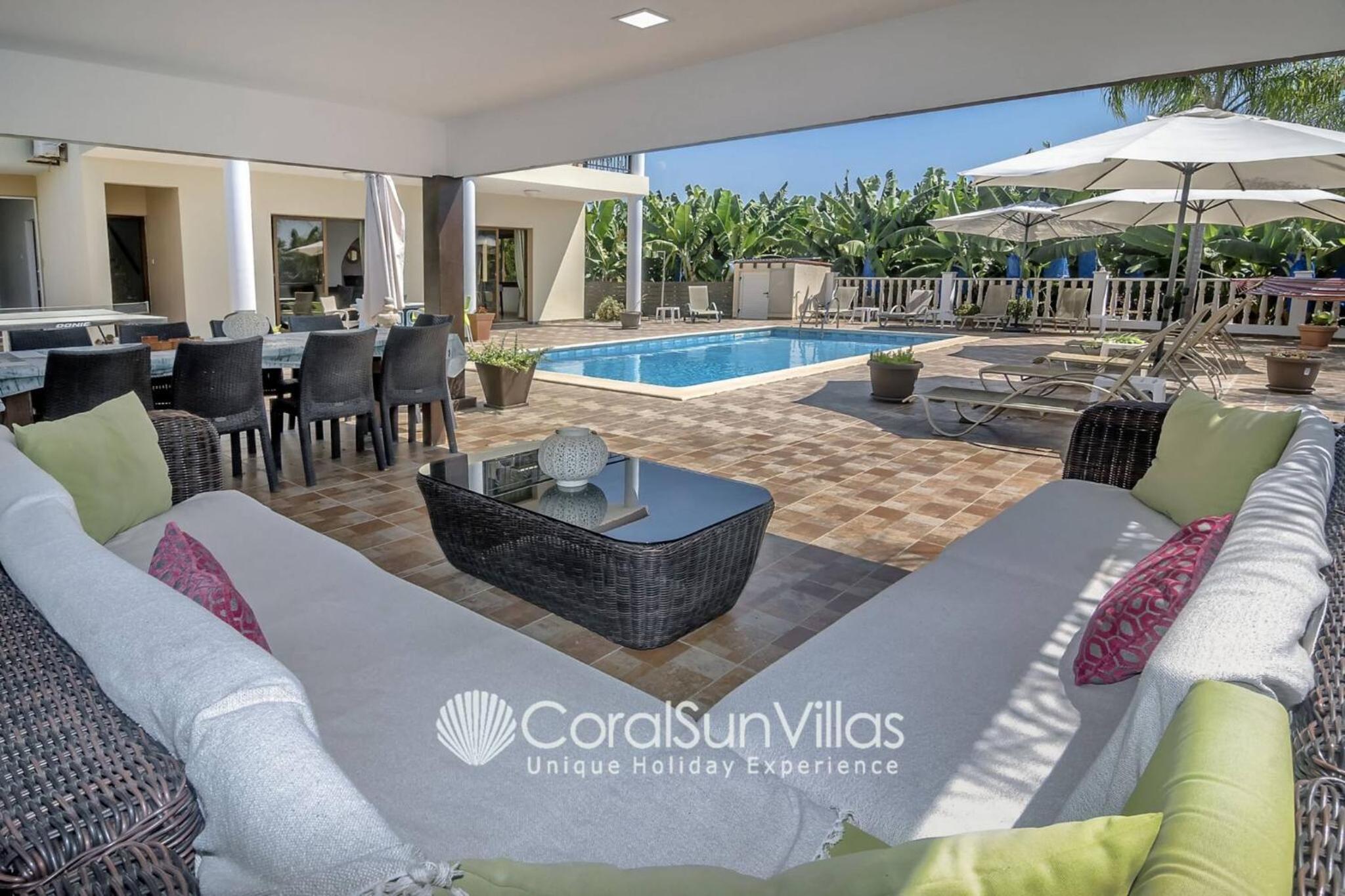 Impressive Villa Exclusive Sea Caves walk to taverns Sleeps 11 Ref 507