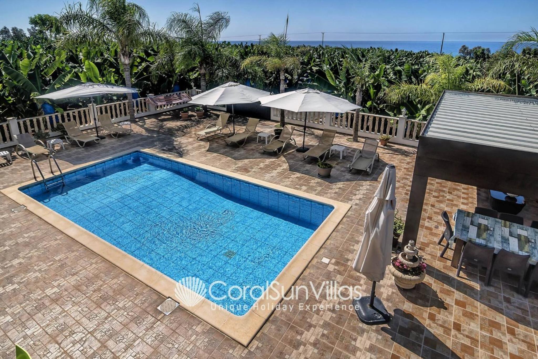 Impressive Villa Exclusive Sea Caves walk to taverns Sleeps 11 Ref 507