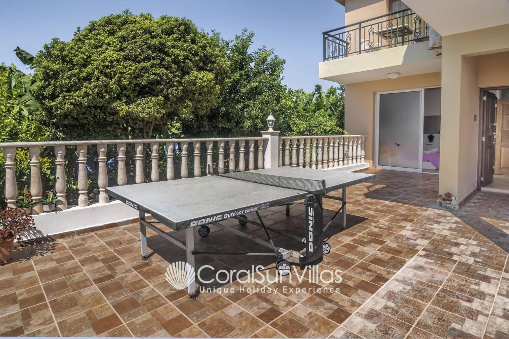 Impressive Villa Exclusive Sea Caves walk to taverns Sleeps 11 Ref 507