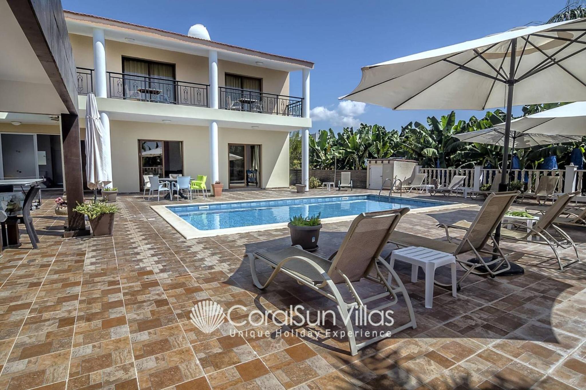Impressive Villa Exclusive Sea Caves walk to taverns Sleeps 11 Ref 507