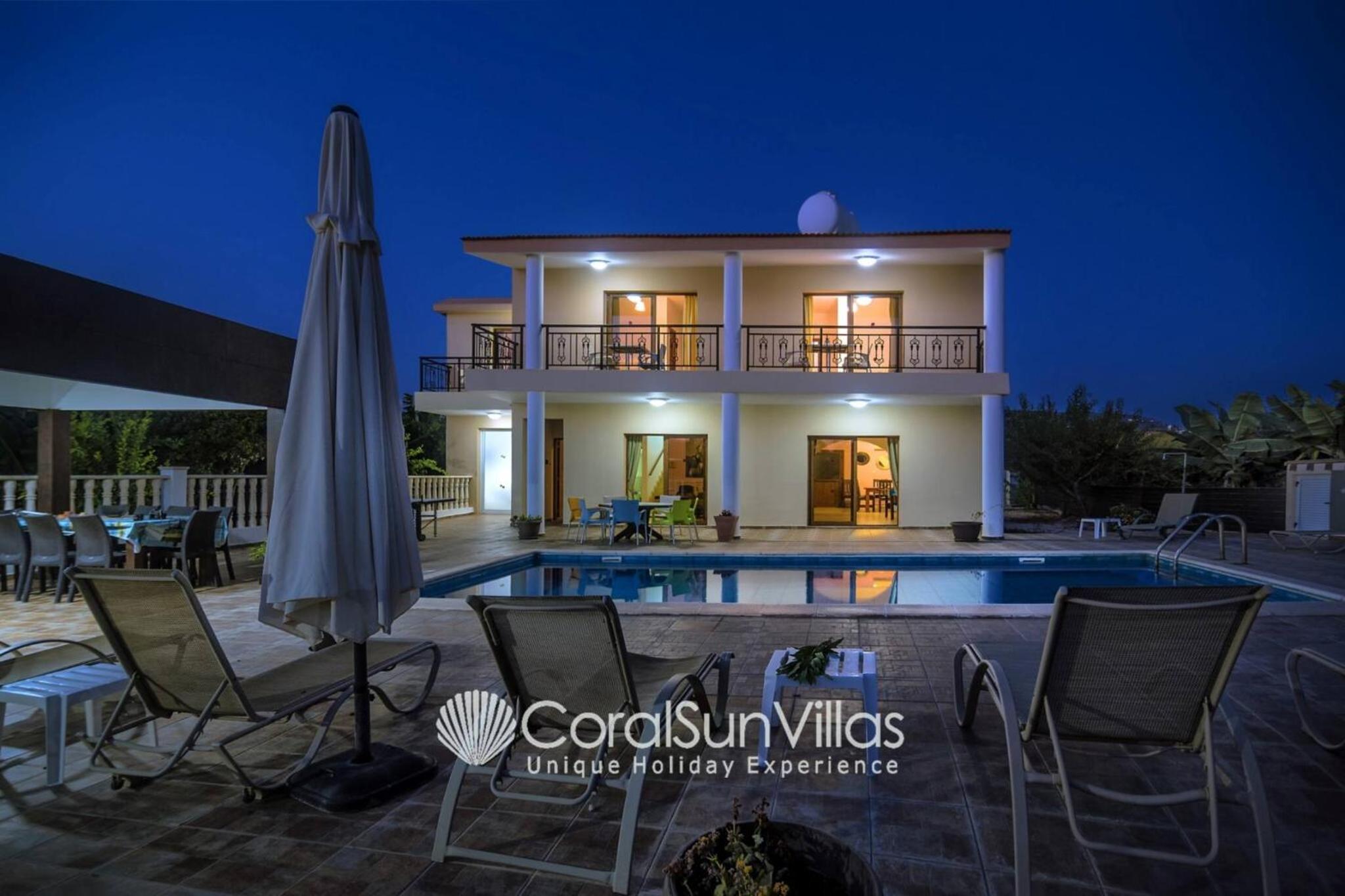 Impressive Villa Exclusive Sea Caves walk to taverns Sleeps 11 Ref 507