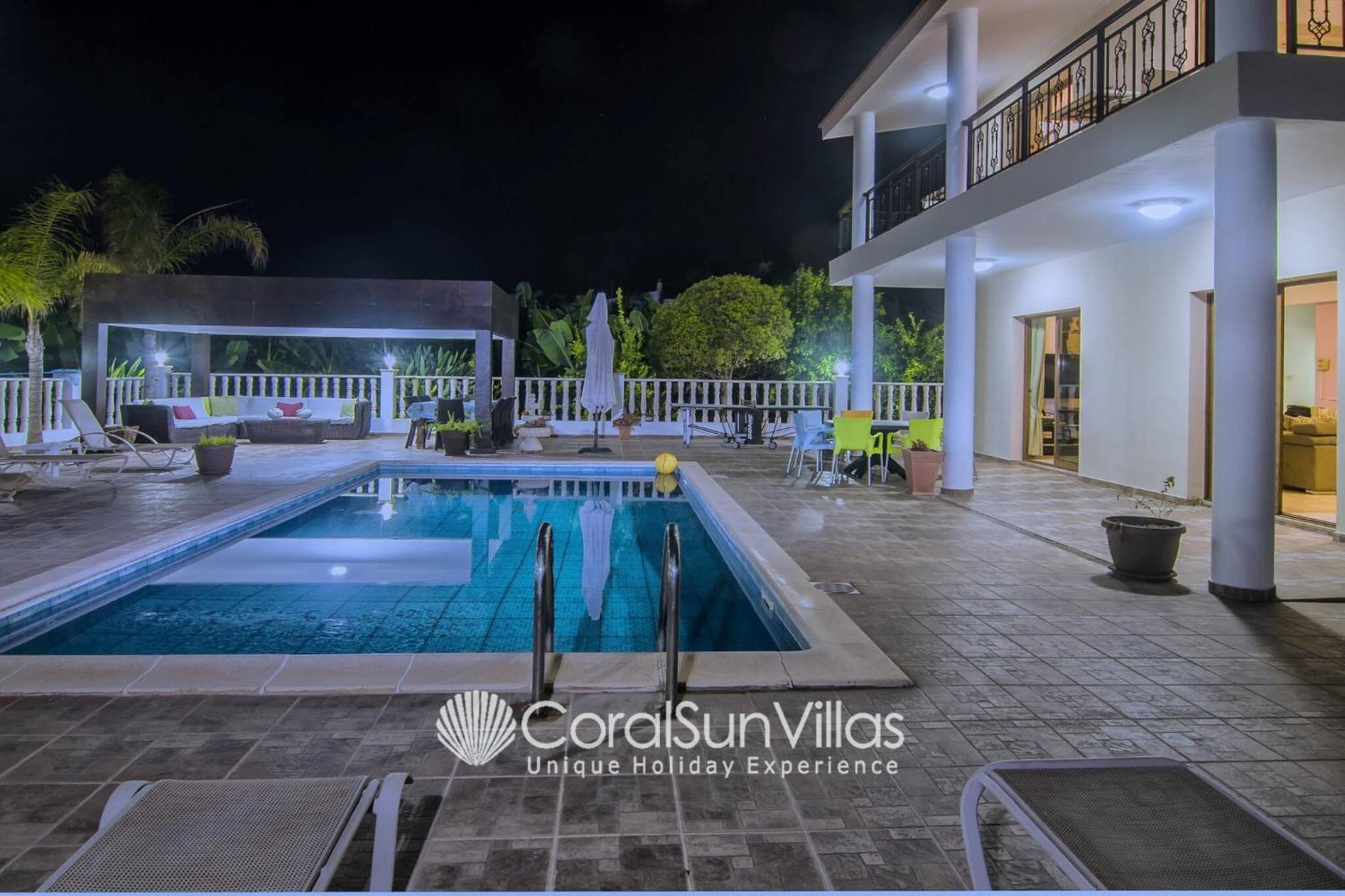 Impressive Villa Exclusive Sea Caves walk to taverns Sleeps 11 Ref 507