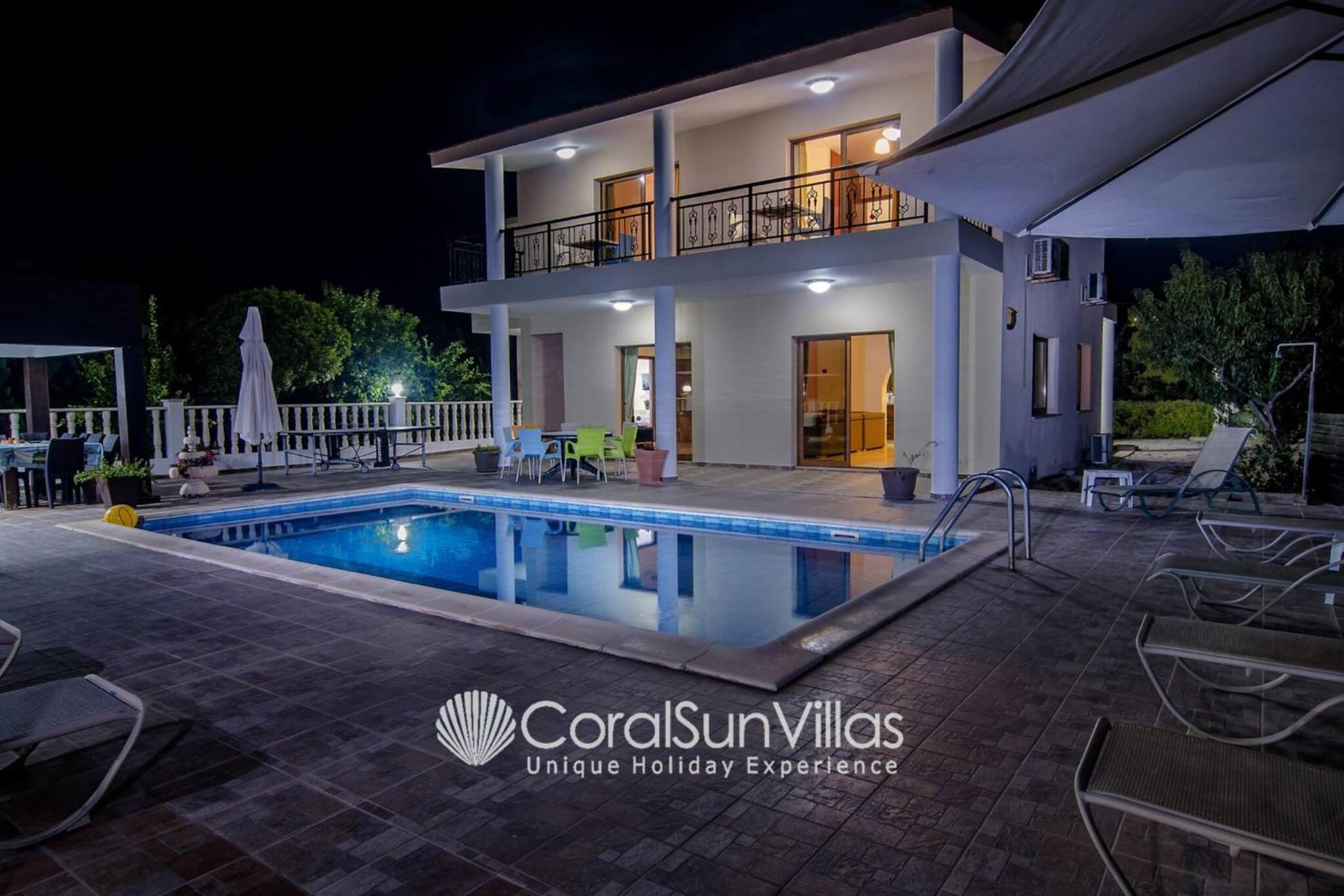 Impressive Villa Exclusive Sea Caves walk to taverns Sleeps 11 Ref 507