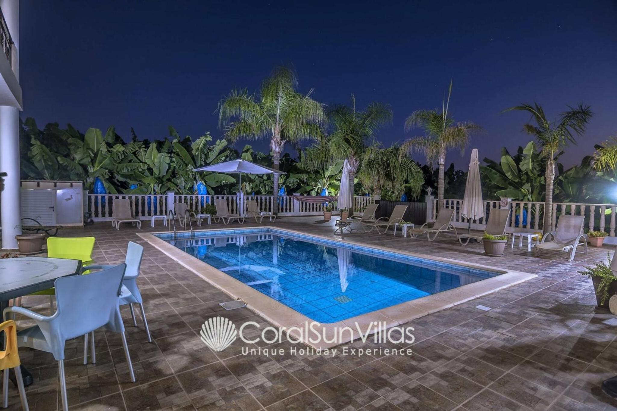Impressive Villa Exclusive Sea Caves walk to taverns Sleeps 11 Ref 507