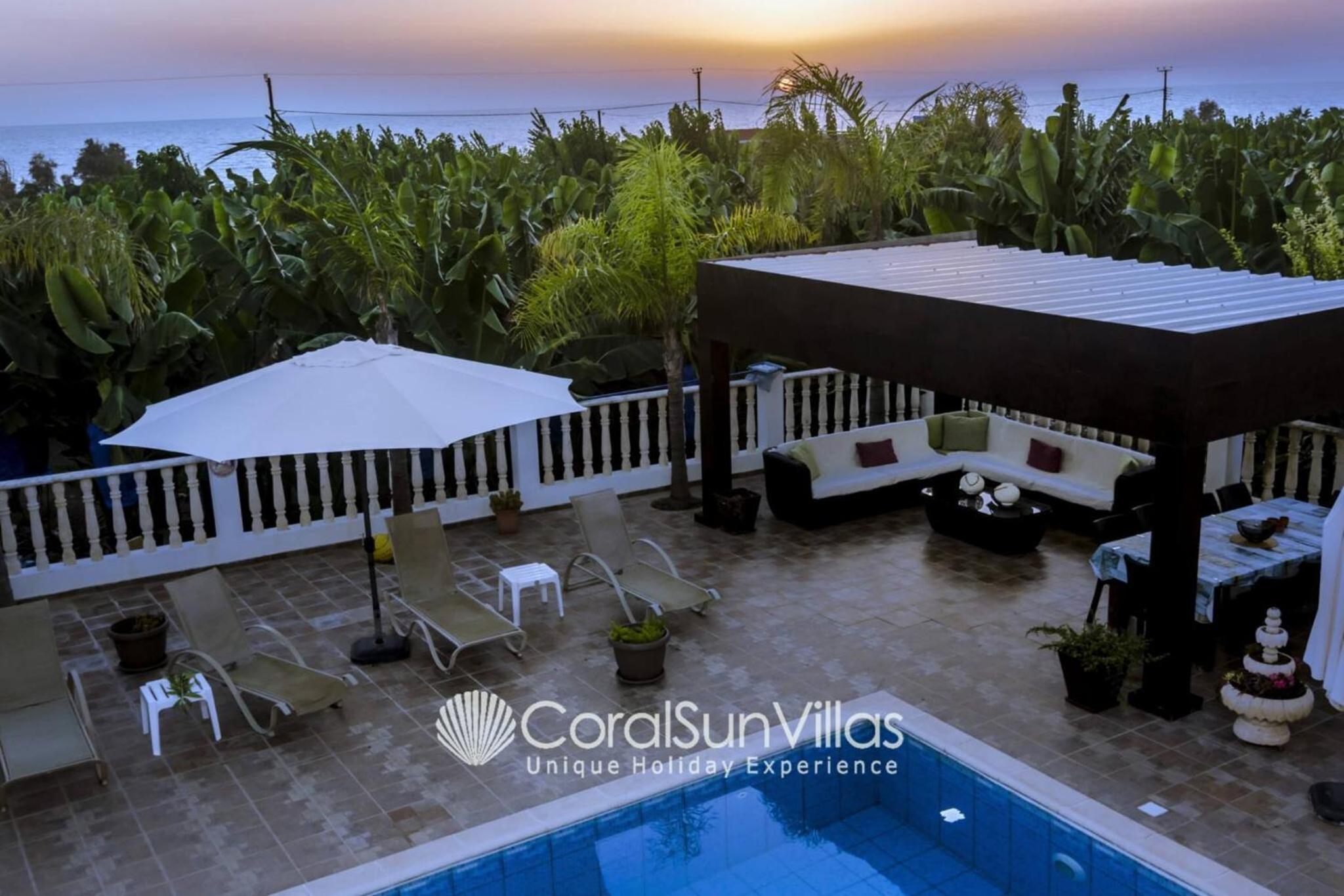 Impressive Villa Exclusive Sea Caves walk to taverns Sleeps 11 Ref 507