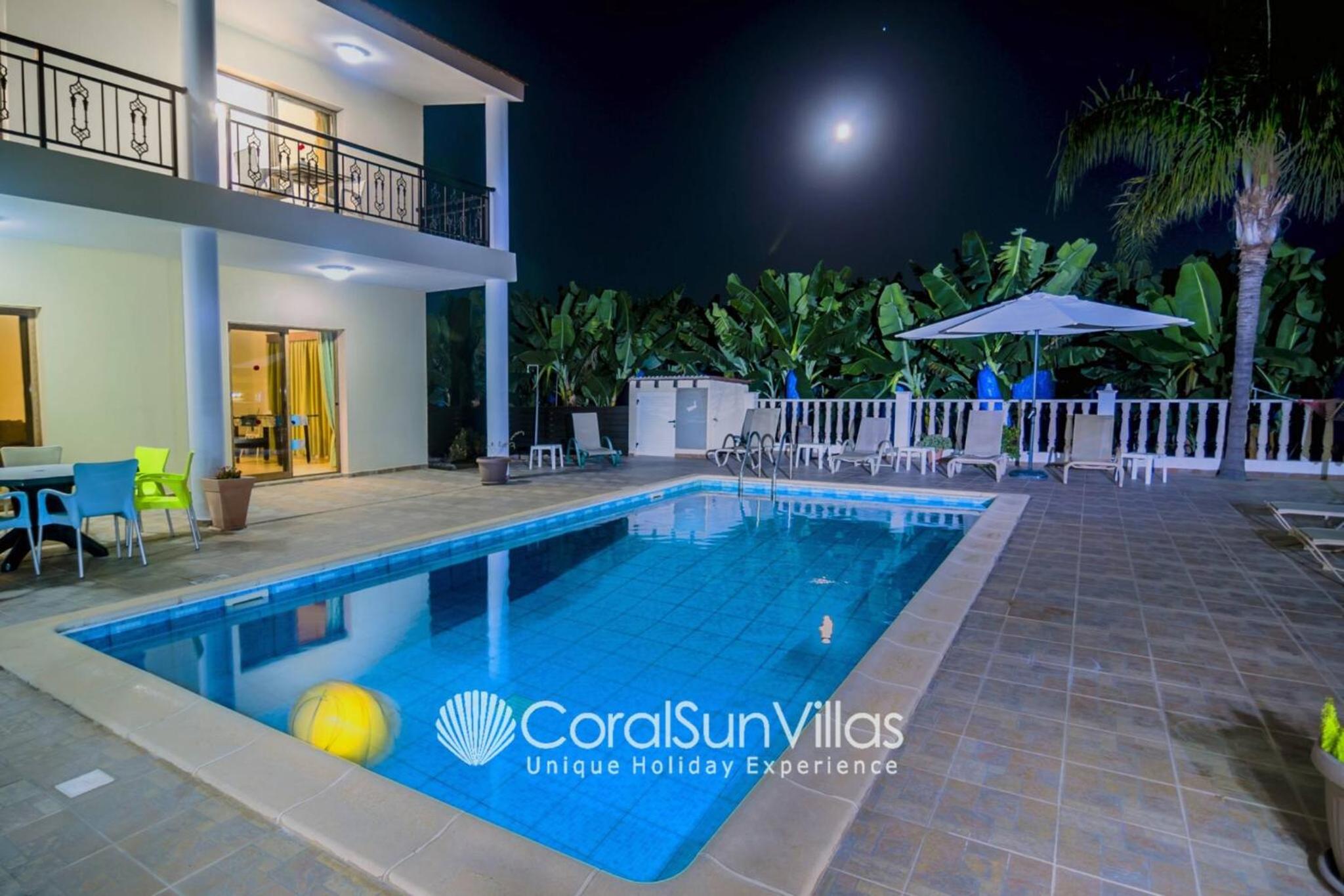 Impressive Villa Exclusive Sea Caves walk to taverns Sleeps 11 Ref 507