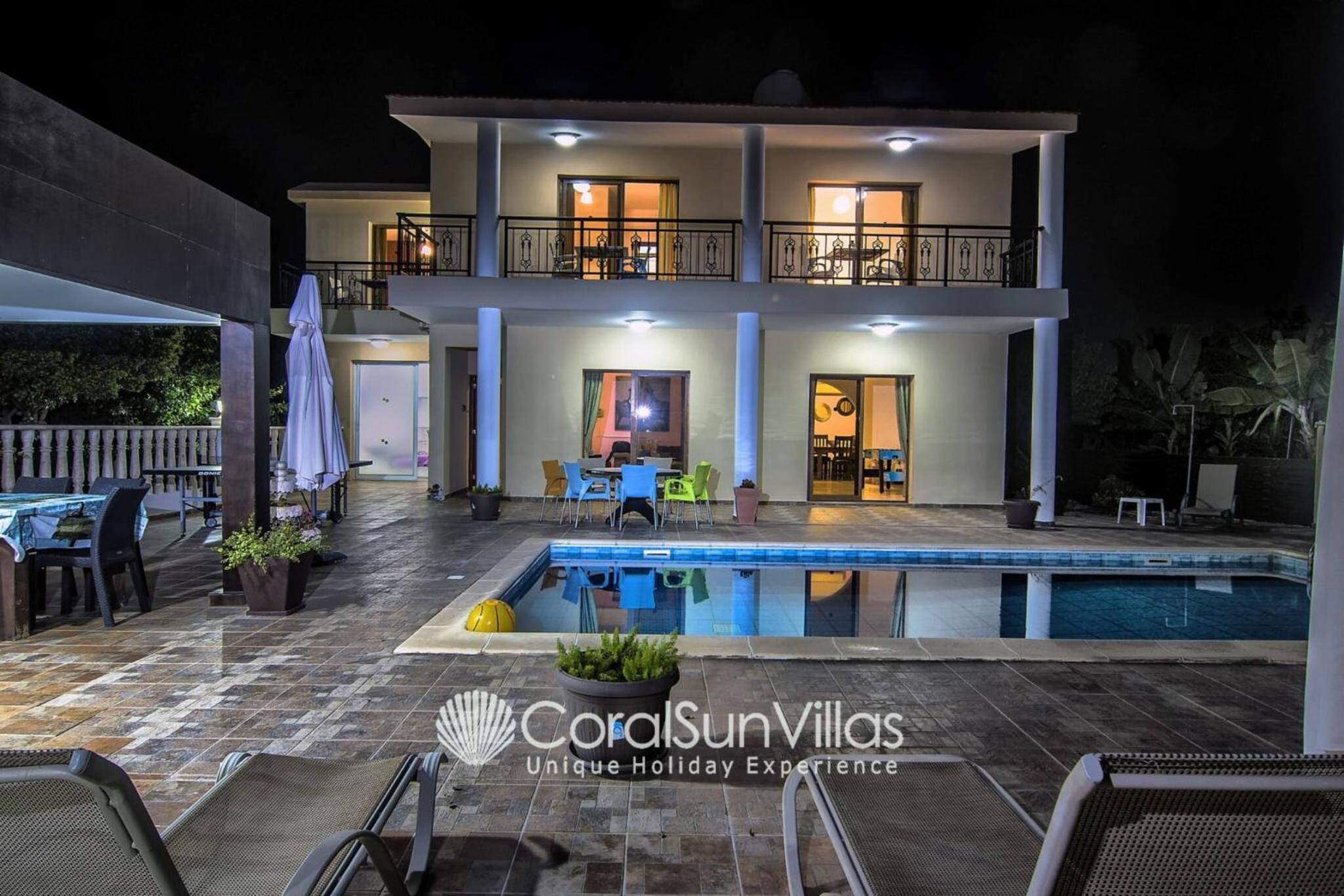 Impressive Villa Exclusive Sea Caves walk to taverns Sleeps 11 Ref 507