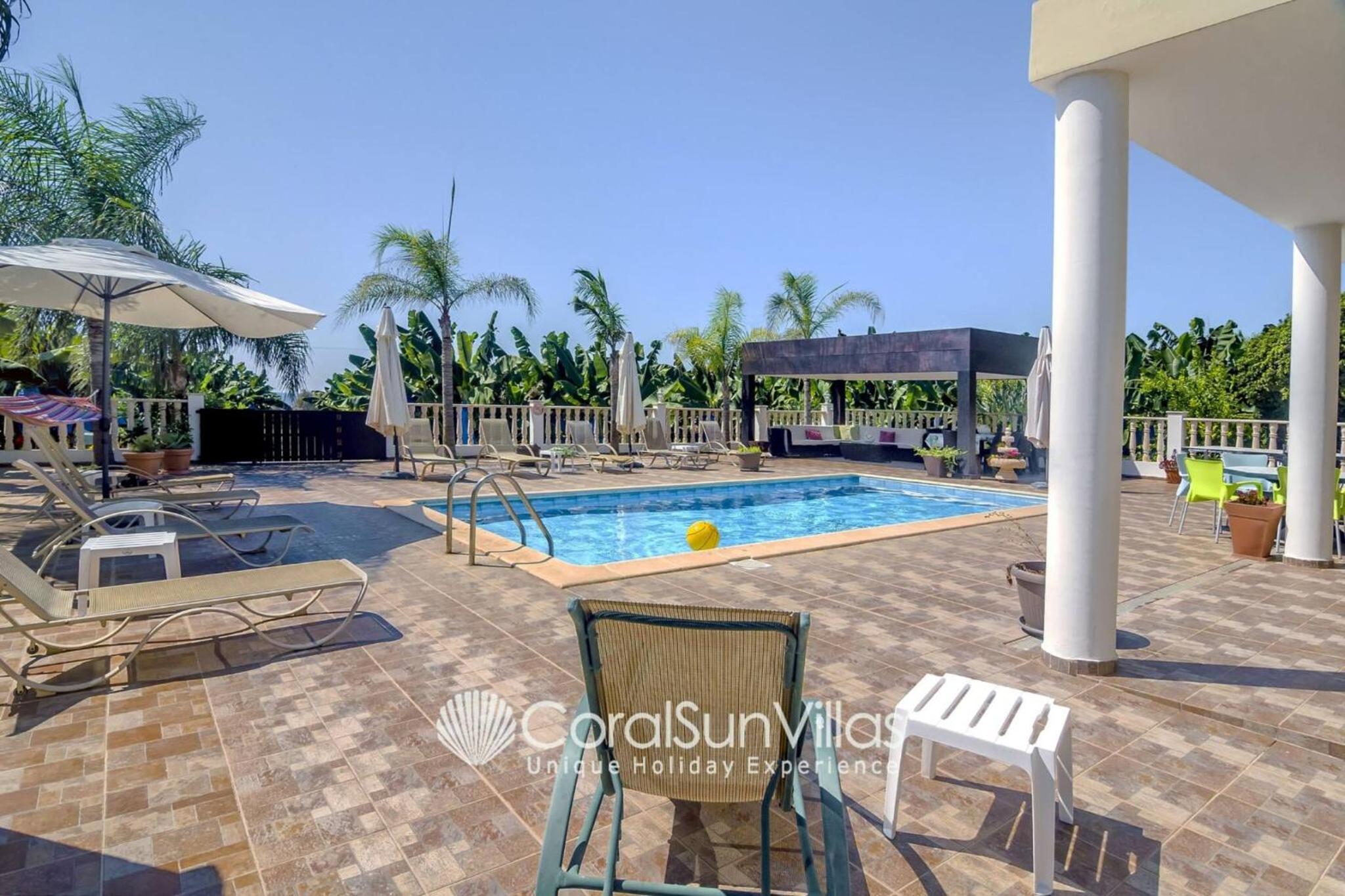 Impressive Villa Exclusive Sea Caves walk to taverns Sleeps 11 Ref 507
