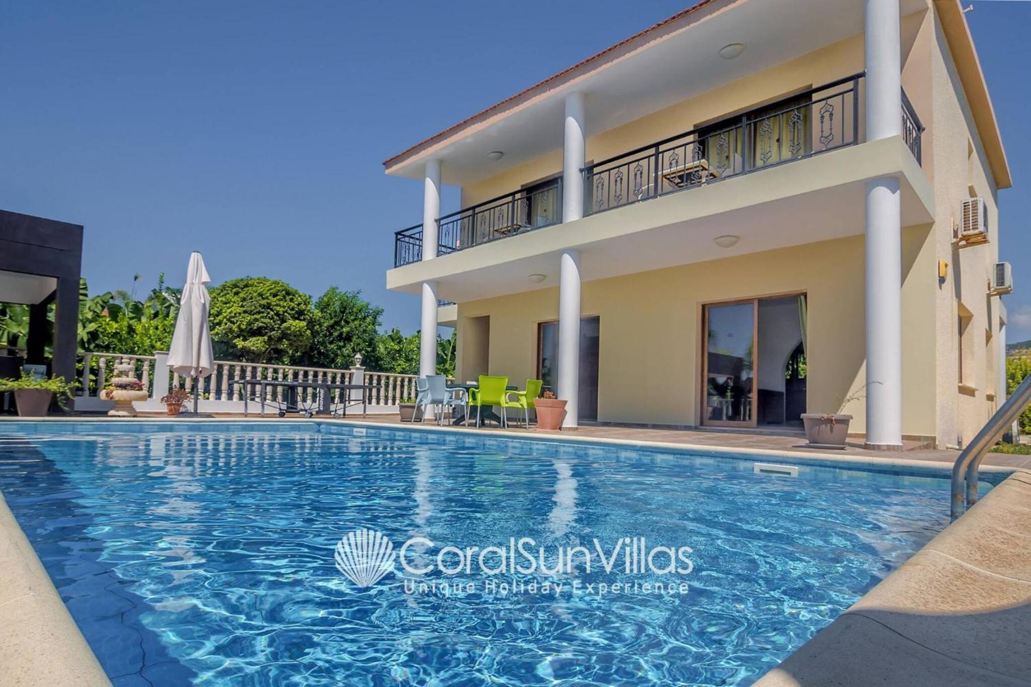 Impressive Villa Exclusive Sea Caves walk to taverns Sleeps 11 Ref 507