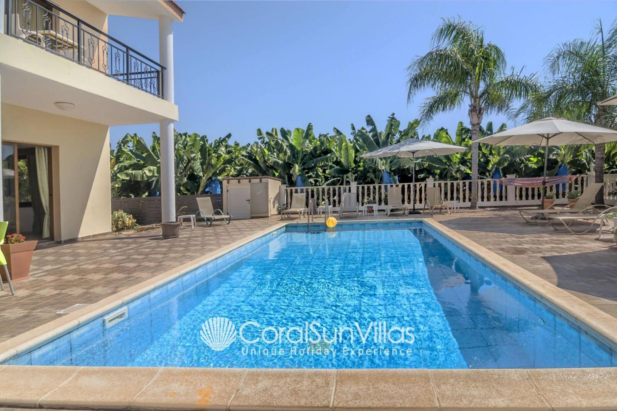 Impressive Villa Exclusive Sea Caves walk to taverns Sleeps 11 Ref 507