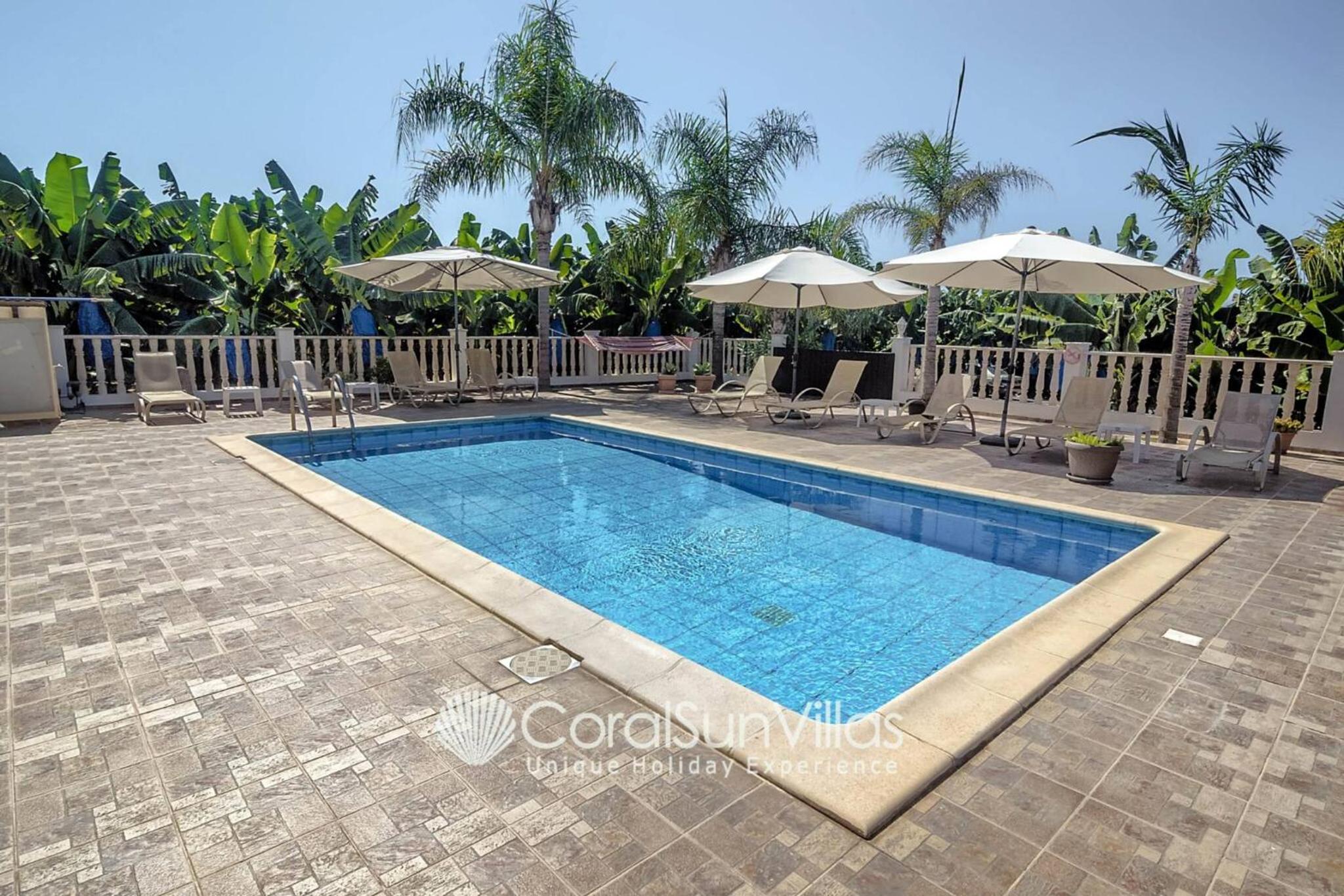 Impressive Villa Exclusive Sea Caves walk to taverns Sleeps 11 Ref 507