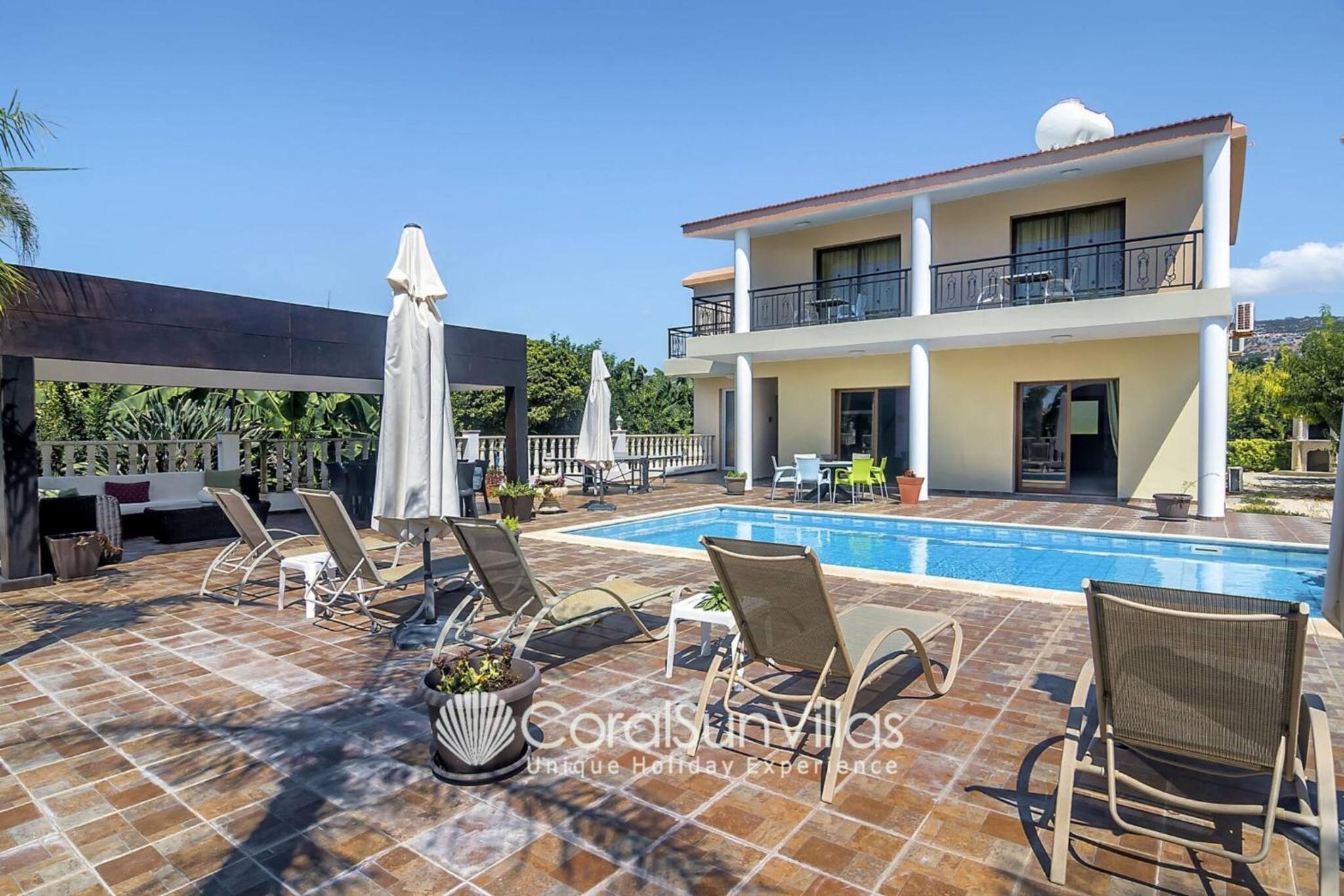 Impressive Villa Exclusive Sea Caves walk to taverns Sleeps 11 Ref 507