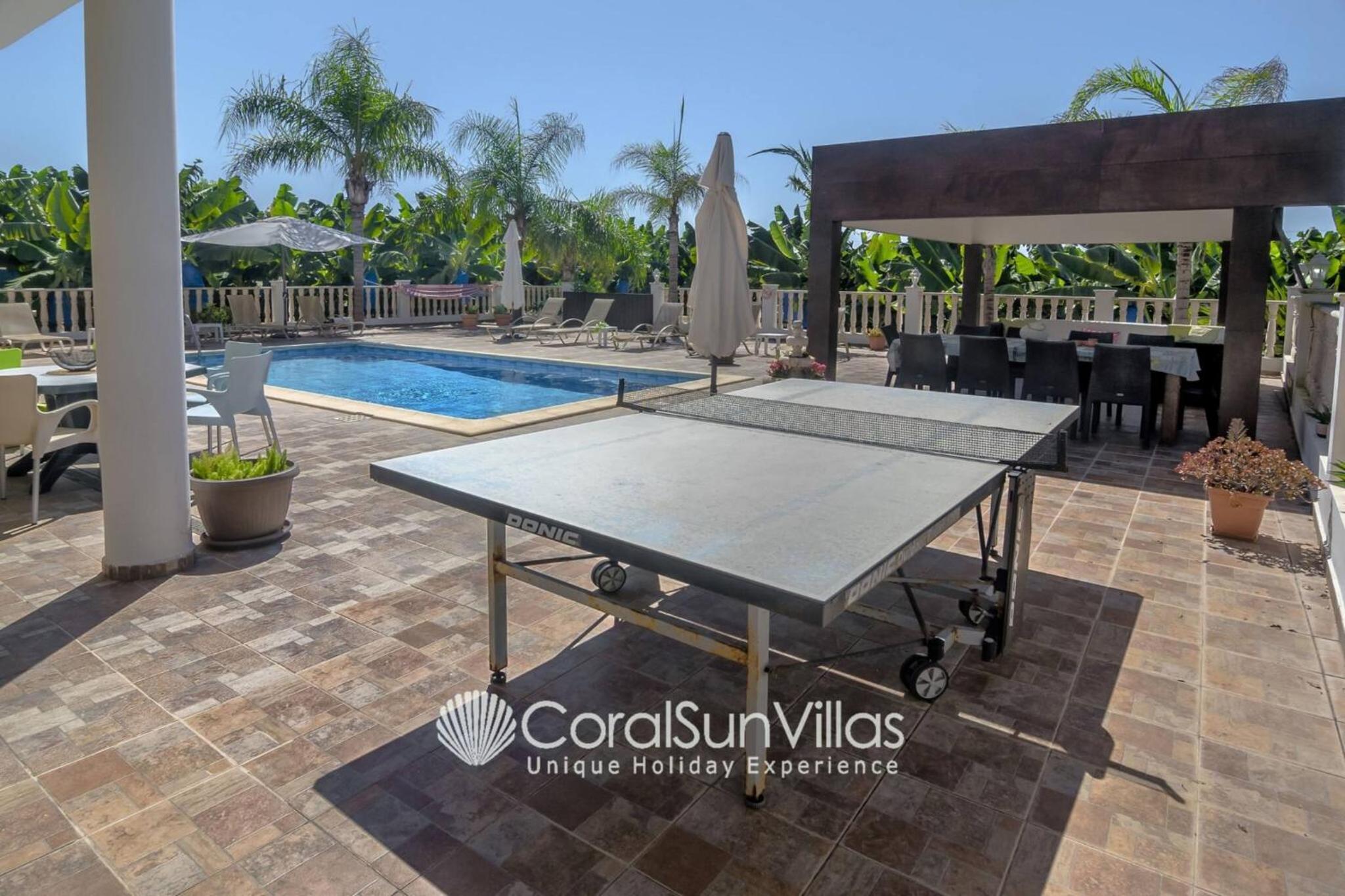 Impressive Villa Exclusive Sea Caves walk to taverns Sleeps 11 Ref 507
