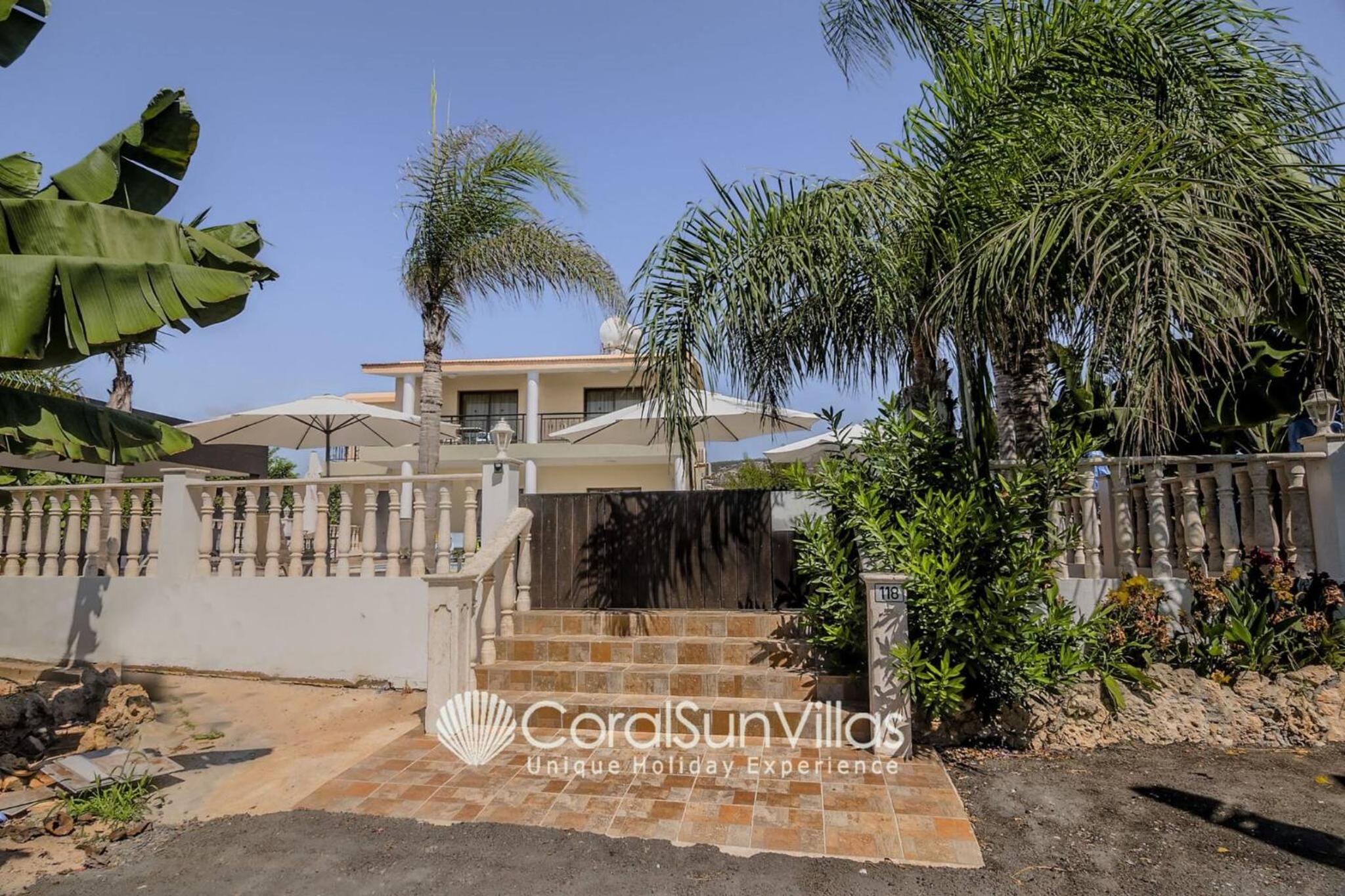 Impressive Villa Exclusive Sea Caves walk to taverns Sleeps 11 Ref 507