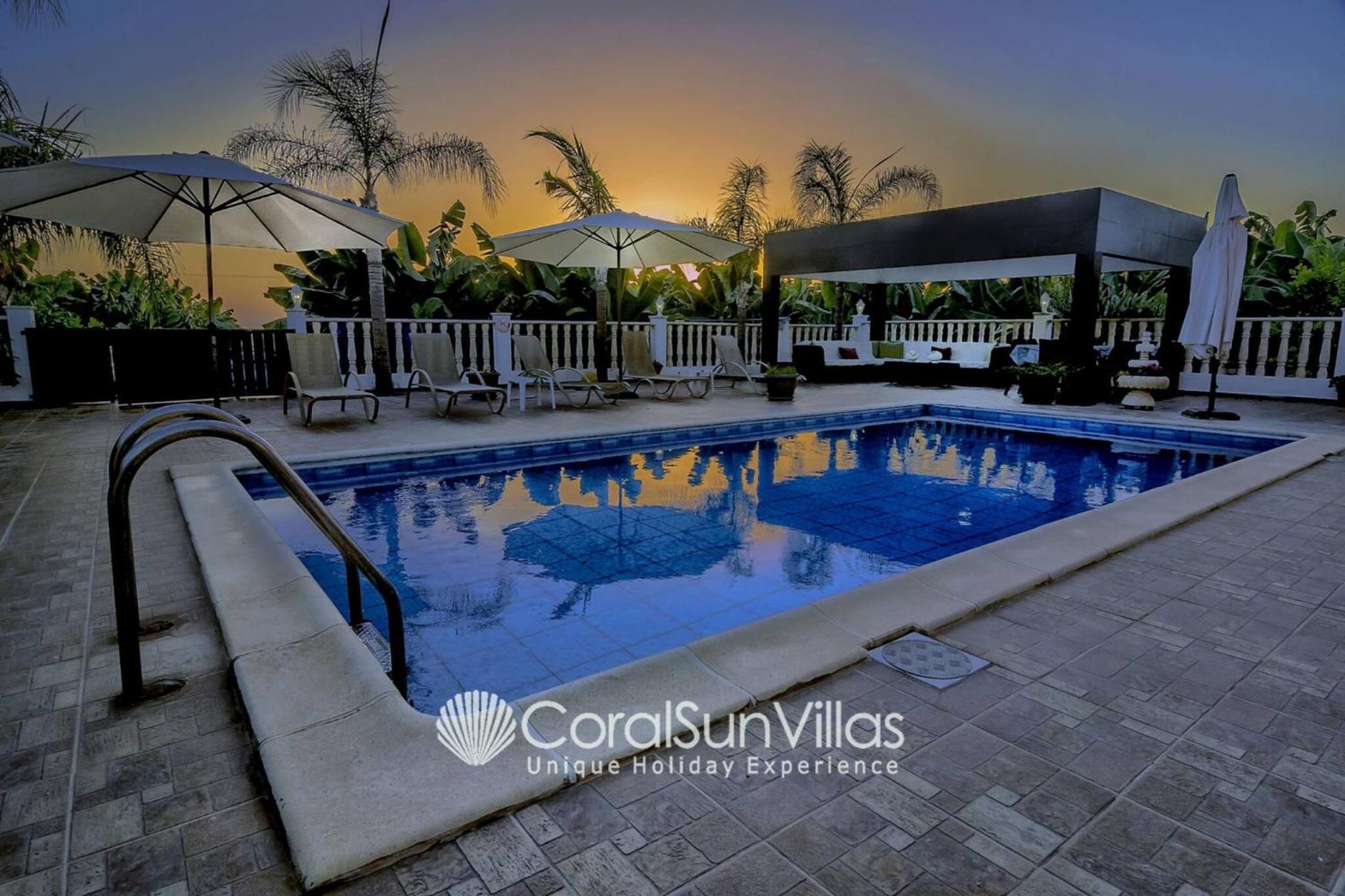 Impressive Villa Exclusive Sea Caves walk to taverns Sleeps 11 Ref 507