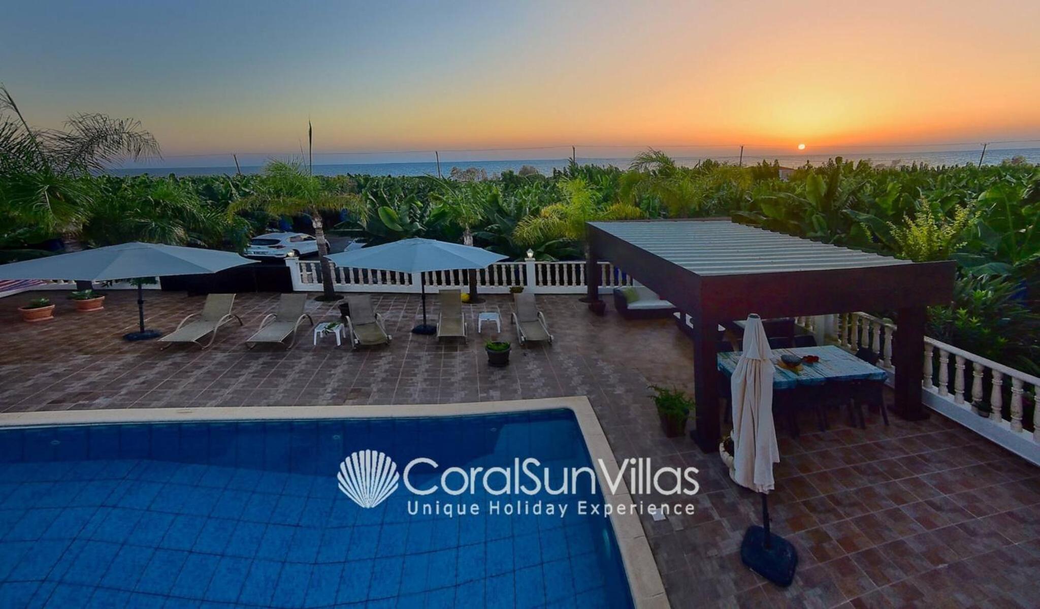 Impressive Villa Exclusive Sea Caves walk to taverns Sleeps 11 Ref 507