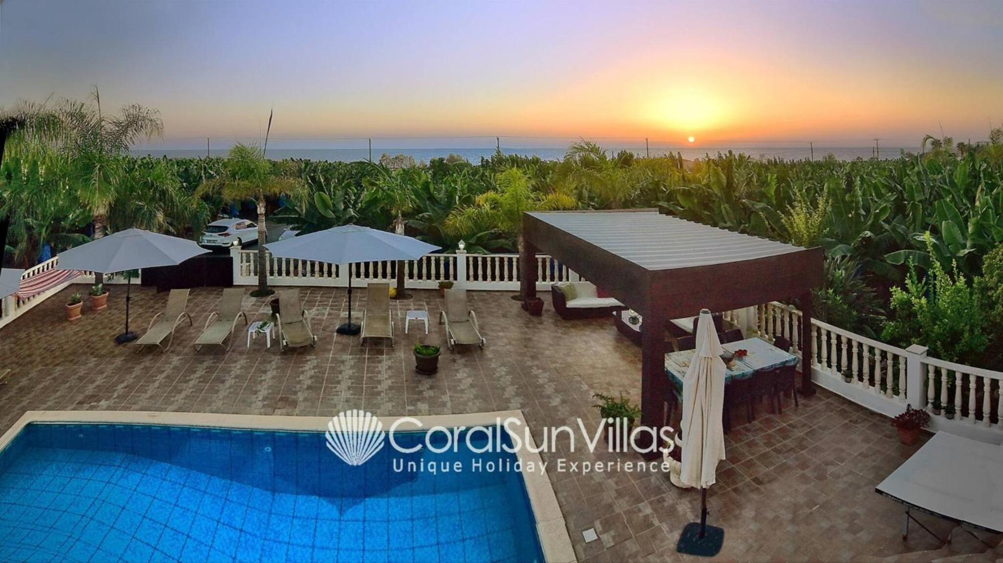 Impressive Villa Exclusive Sea Caves walk to taverns Sleeps 11 Ref 507