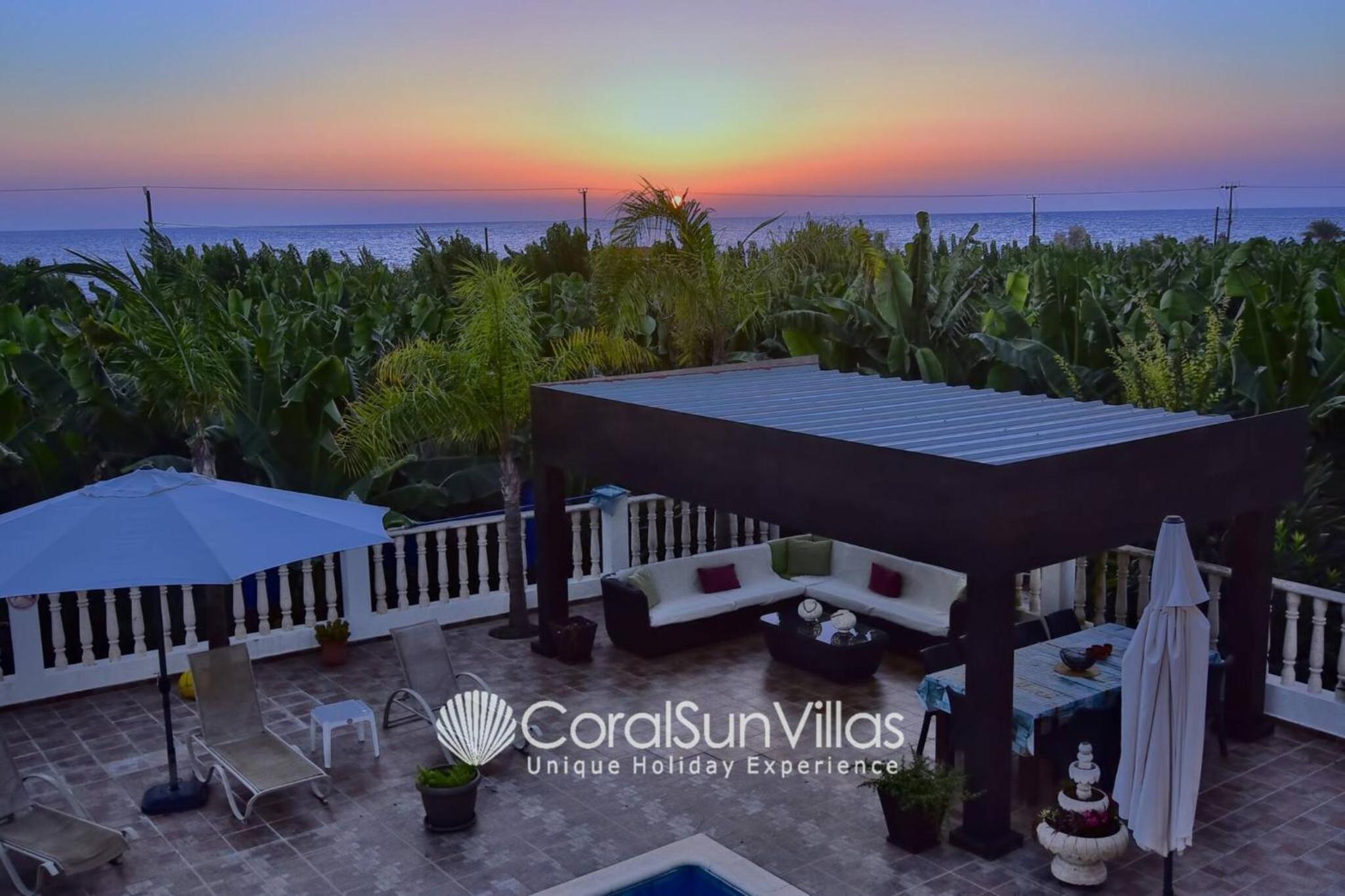 Impressive Villa Exclusive Sea Caves walk to taverns Sleeps 11 Ref 507