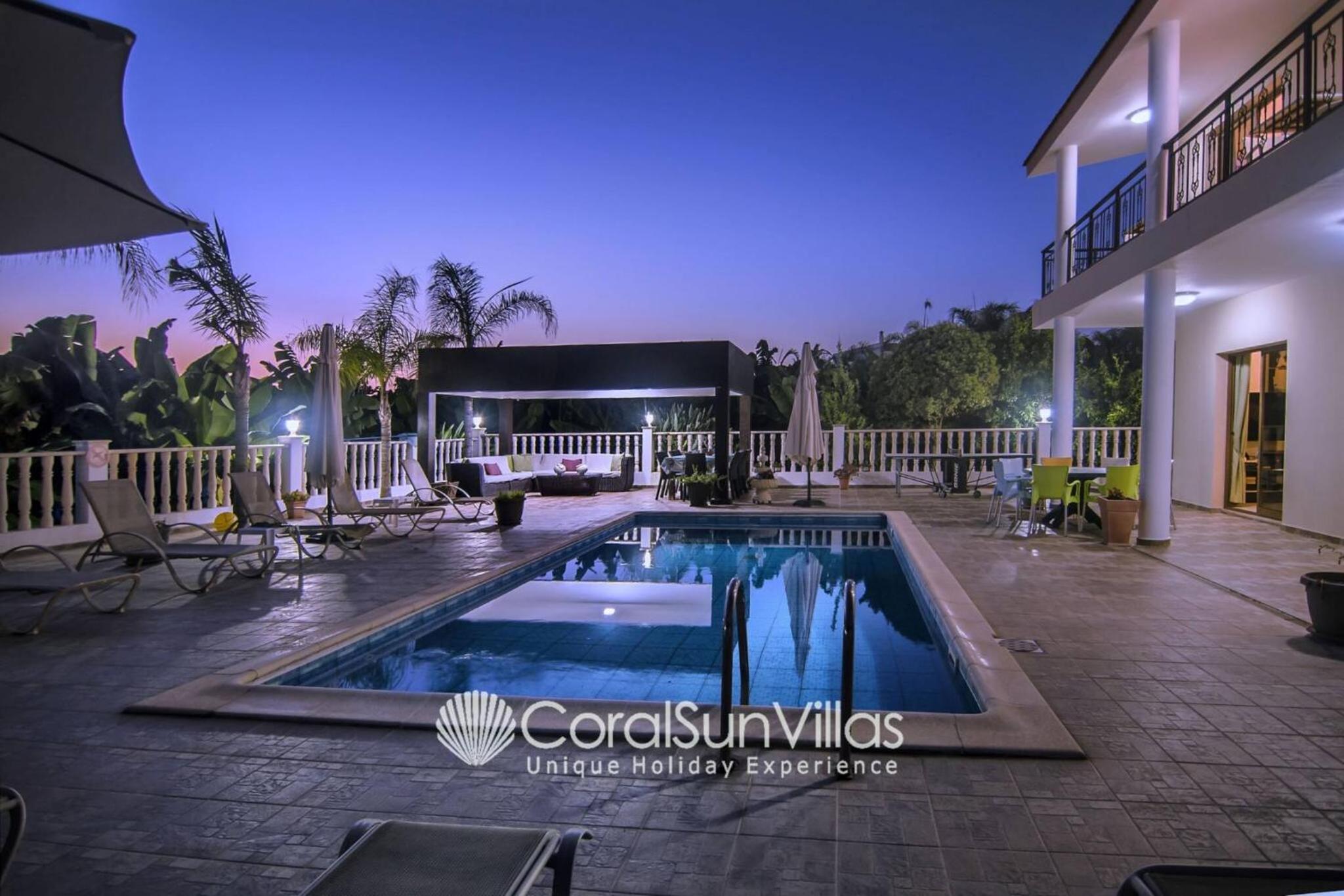 Impressive Villa Exclusive Sea Caves walk to taverns Sleeps 11 Ref 507