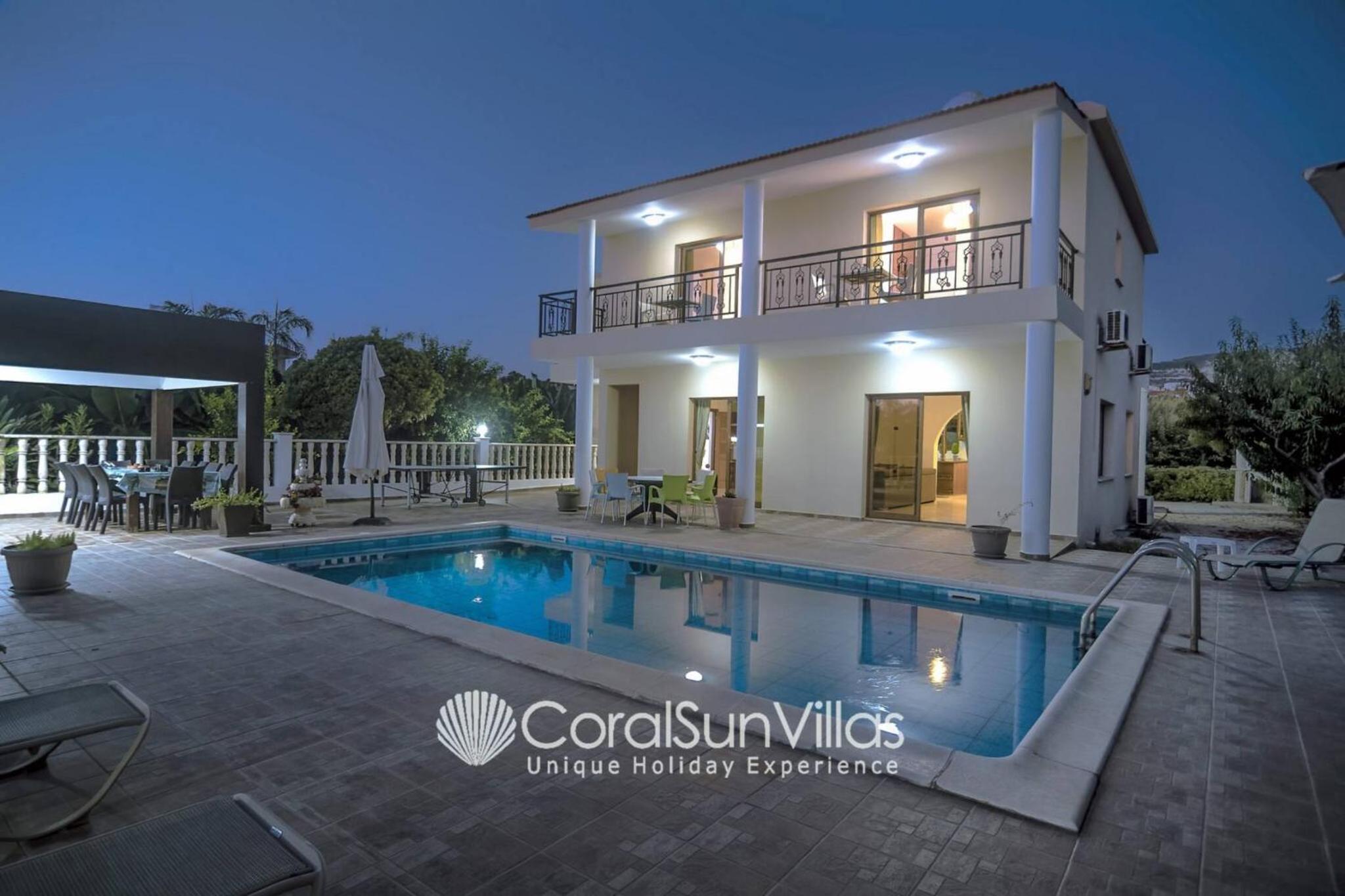 Impressive Villa Exclusive Sea Caves walk to taverns Sleeps 11 Ref 507
