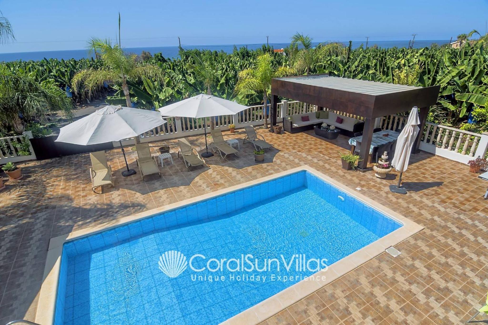 Impressive Villa Exclusive Sea Caves walk to taverns Sleeps 11 Ref 507