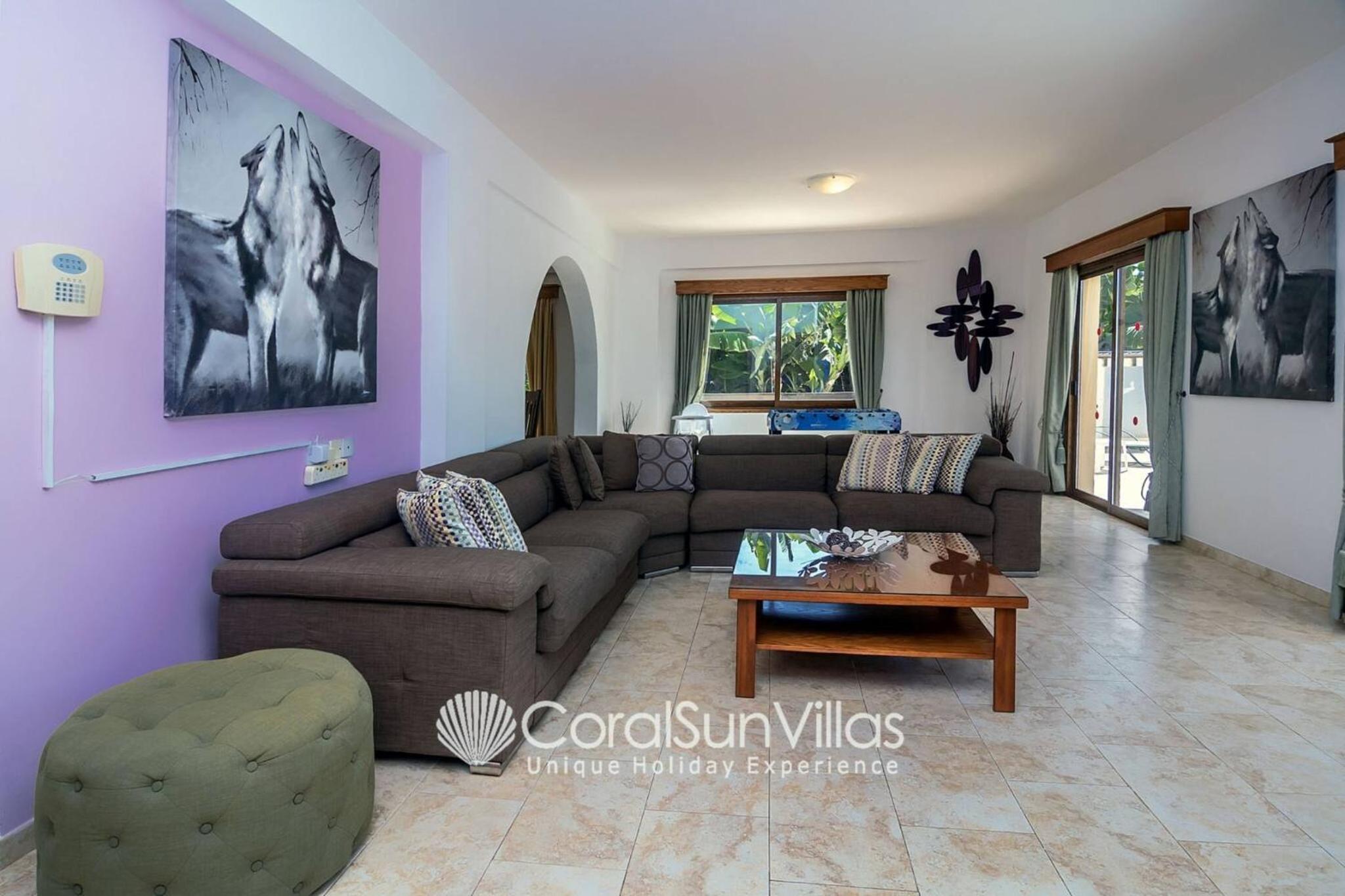 Impressive Villa Exclusive Sea Caves walk to taverns Sleeps 11 Ref 507