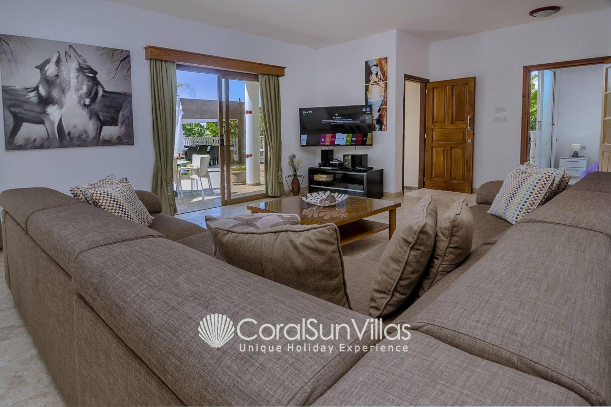 Impressive Villa Exclusive Sea Caves walk to taverns Sleeps 11 Ref 507