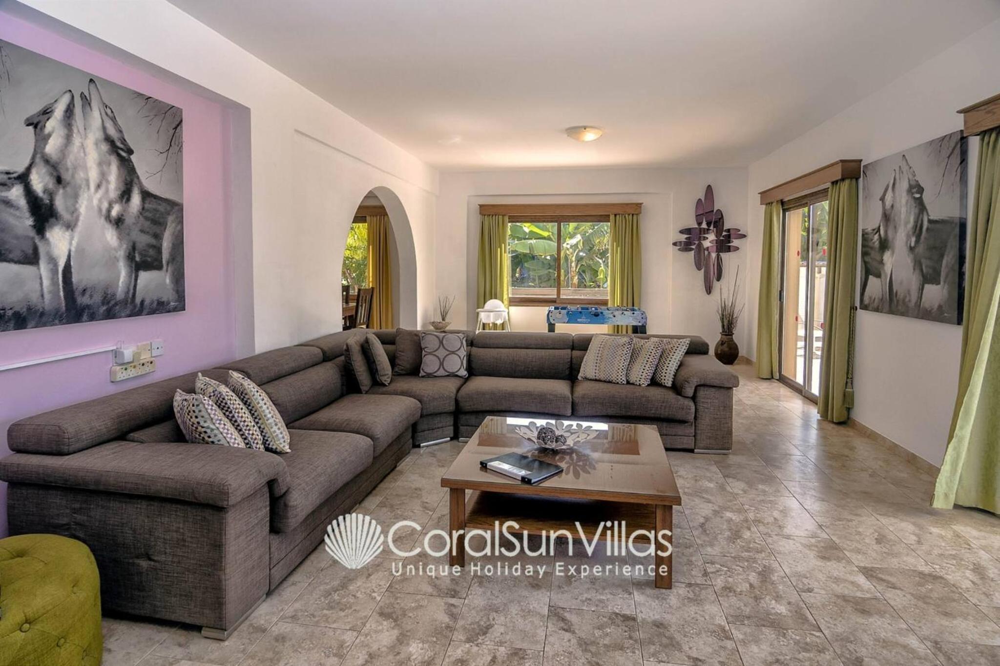Impressive Villa Exclusive Sea Caves walk to taverns Sleeps 11 Ref 507