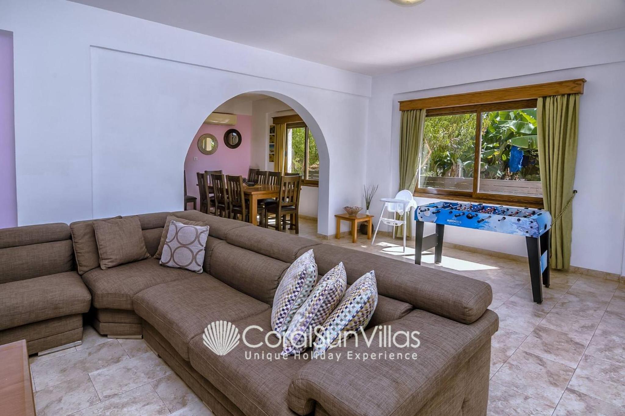 Impressive Villa Exclusive Sea Caves walk to taverns Sleeps 11 Ref 507