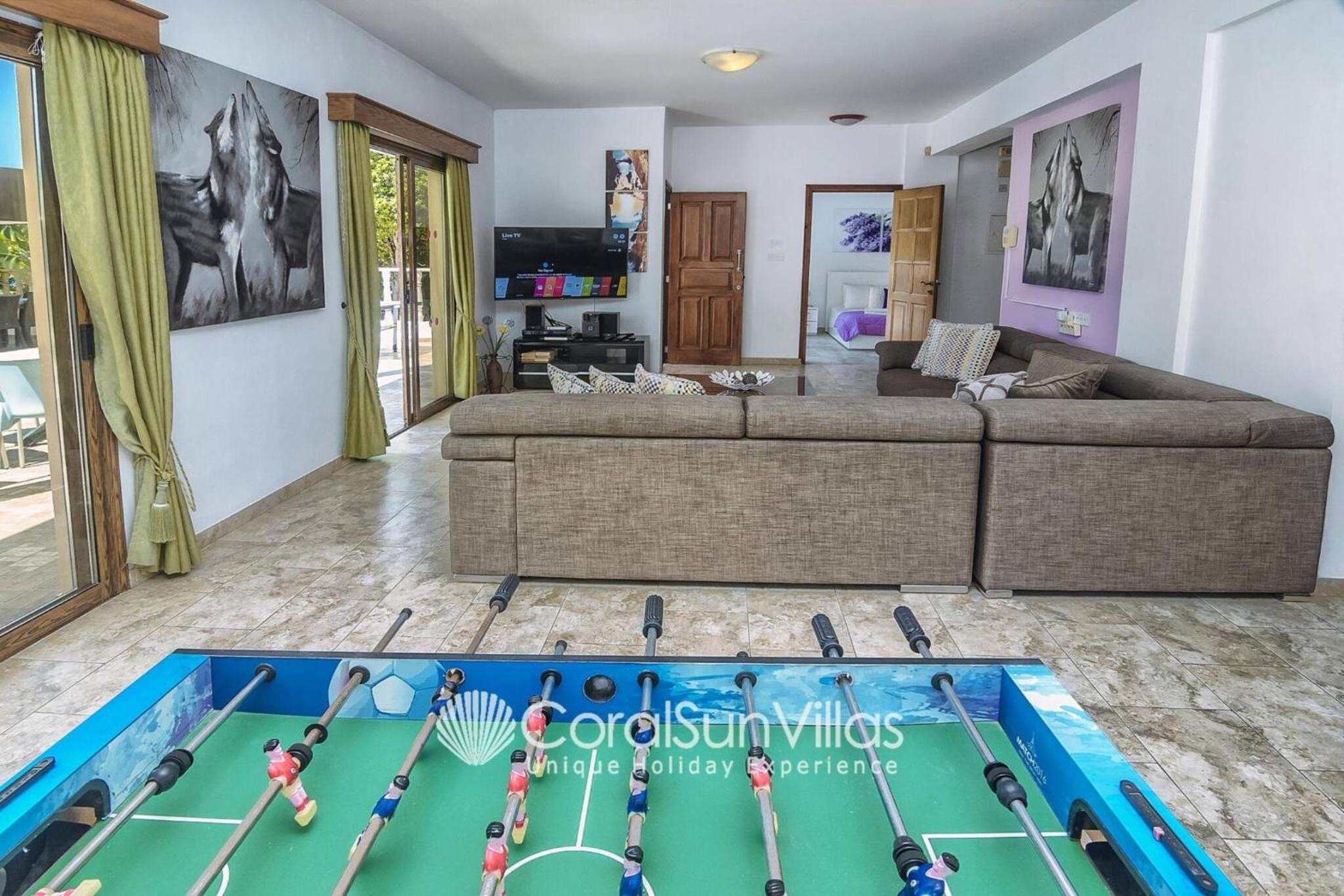 Impressive Villa Exclusive Sea Caves walk to taverns Sleeps 11 Ref 507