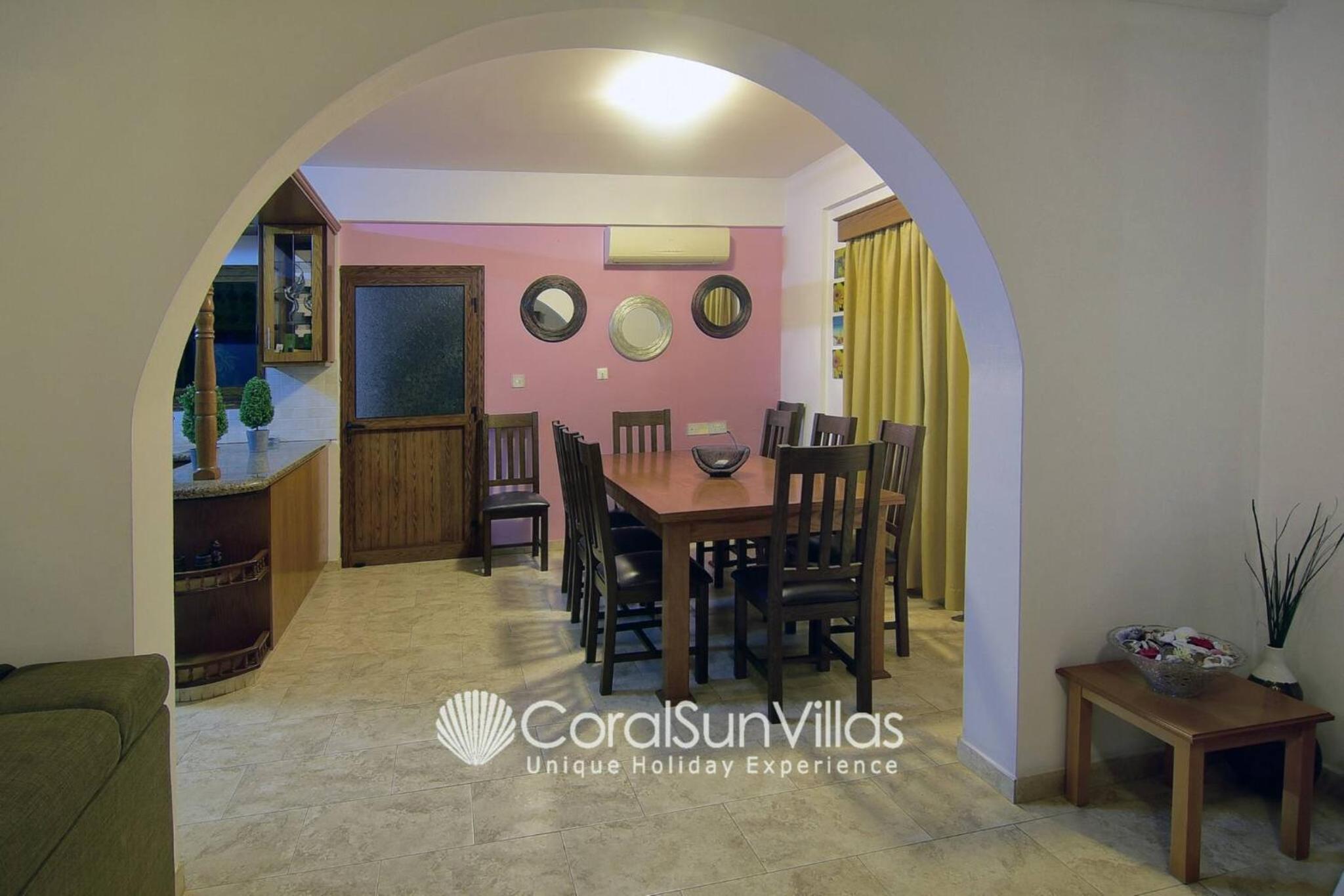 Impressive Villa Exclusive Sea Caves walk to taverns Sleeps 11 Ref 507