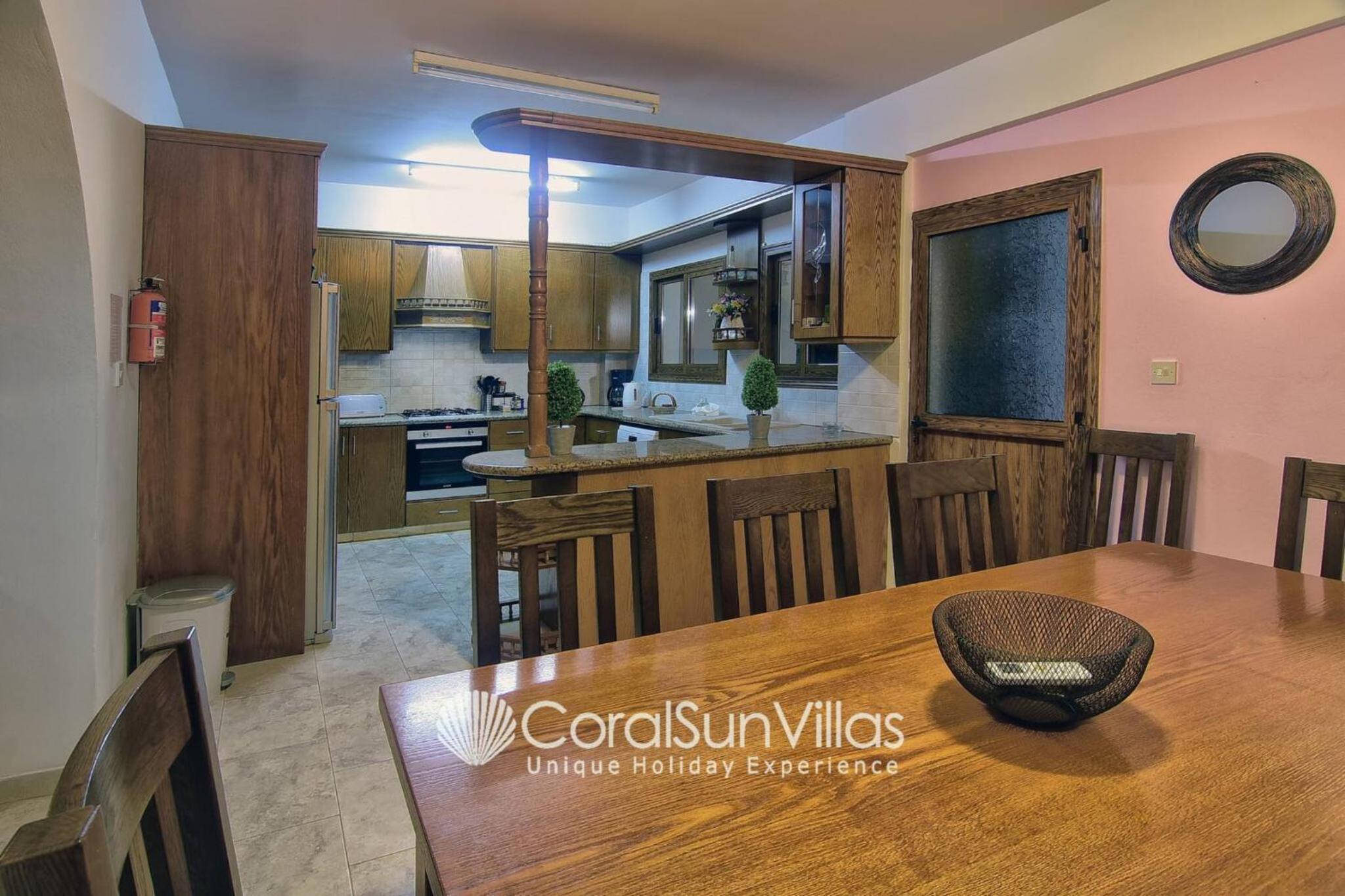 Impressive Villa Exclusive Sea Caves walk to taverns Sleeps 11 Ref 507