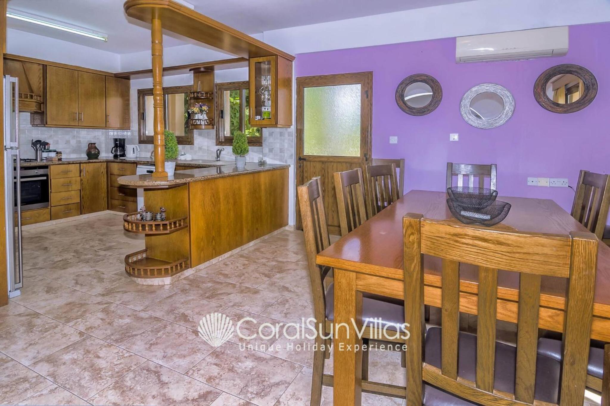 Impressive Villa Exclusive Sea Caves walk to taverns Sleeps 11 Ref 507