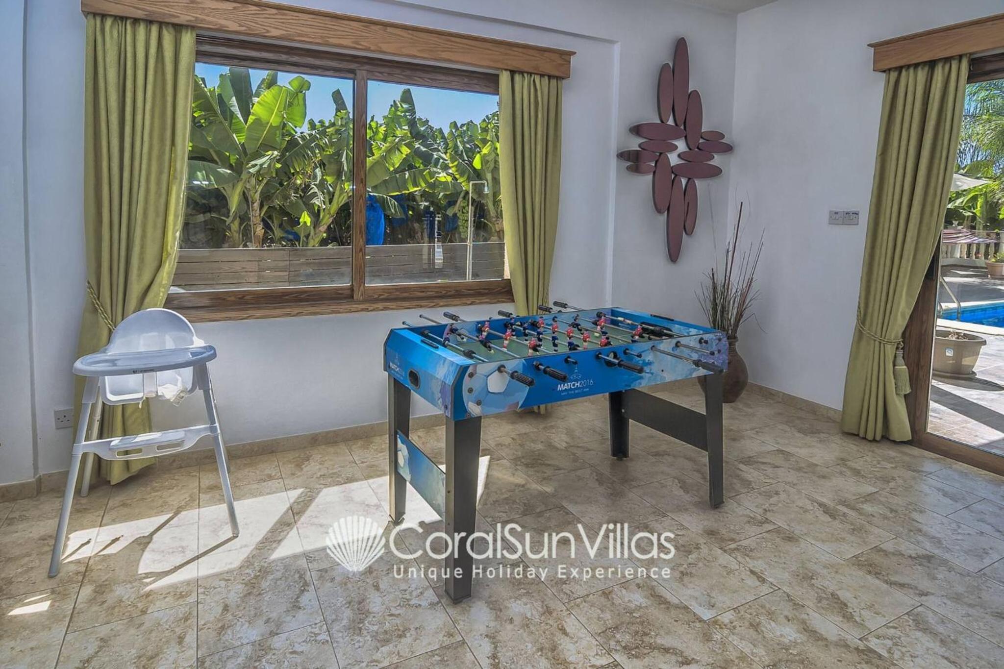 Impressive Villa Exclusive Sea Caves walk to taverns Sleeps 11 Ref 507
