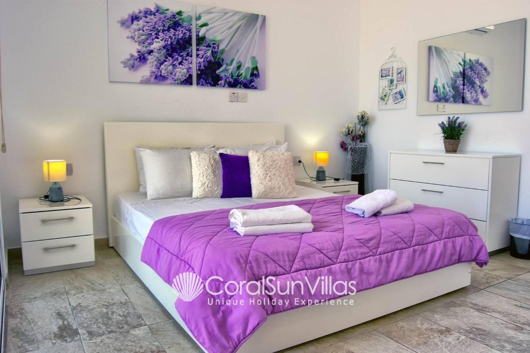 Impressive Villa Exclusive Sea Caves walk to taverns Sleeps 11 Ref 507