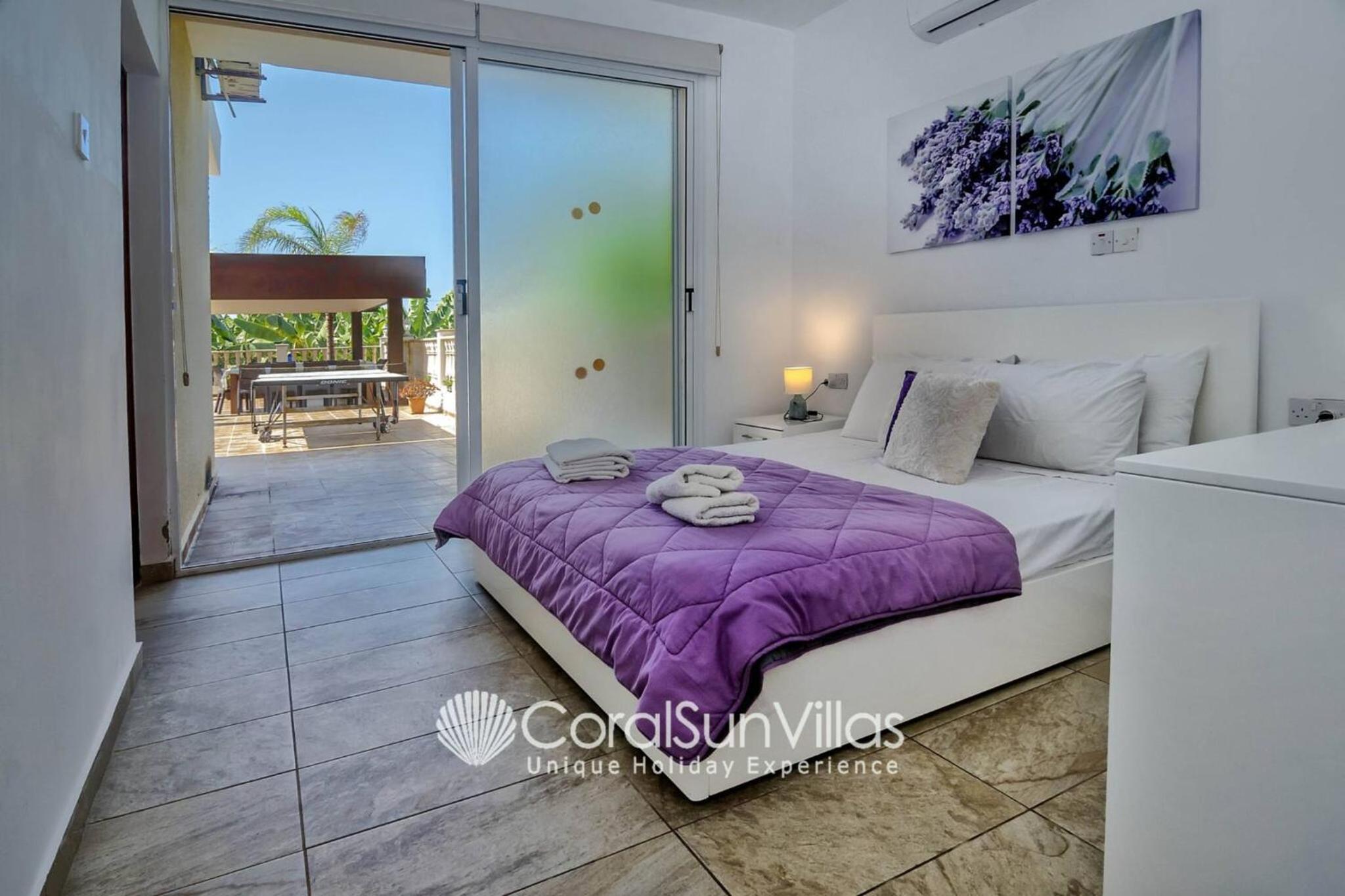 Impressive Villa Exclusive Sea Caves walk to taverns Sleeps 11 Ref 507