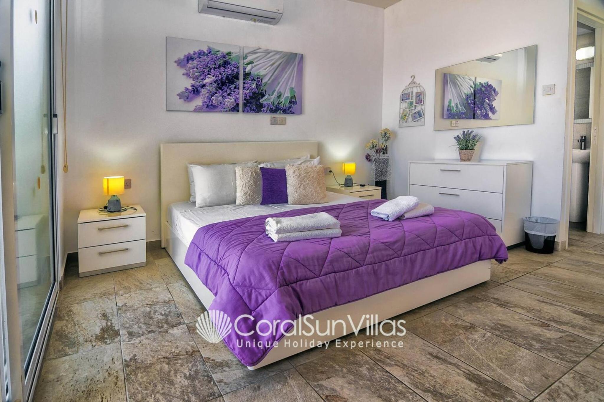 Impressive Villa Exclusive Sea Caves walk to taverns Sleeps 11 Ref 507