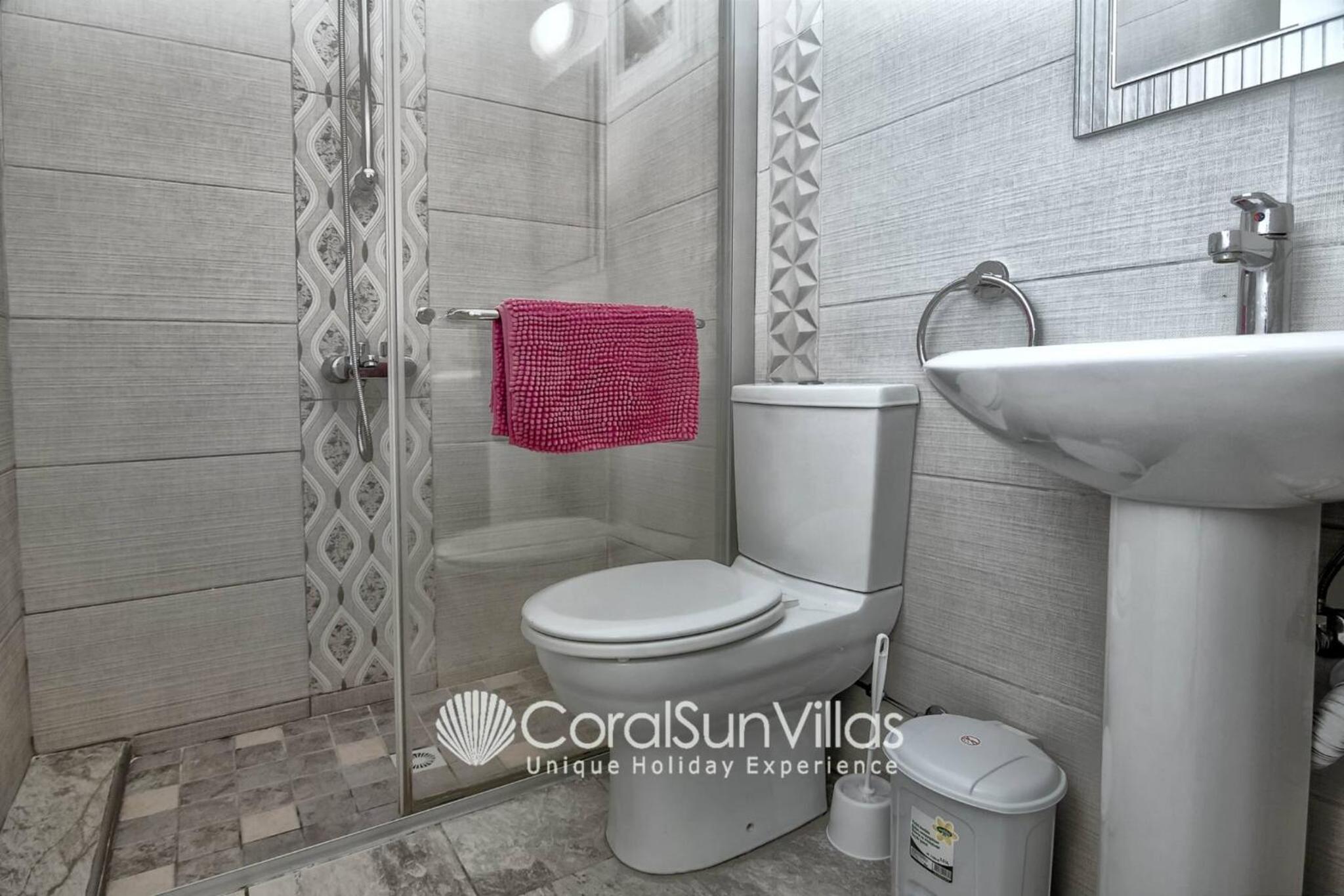Impressive Villa Exclusive Sea Caves walk to taverns Sleeps 11 Ref 507