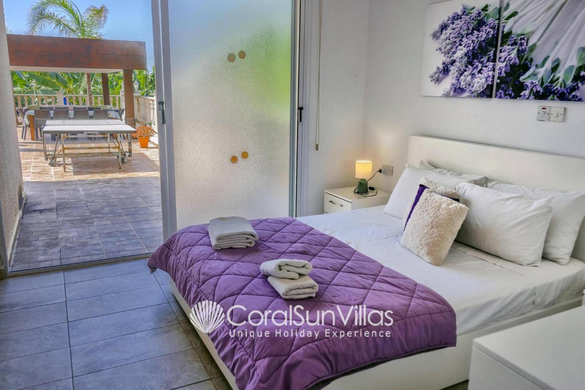 Impressive Villa Exclusive Sea Caves walk to taverns Sleeps 11 Ref 507