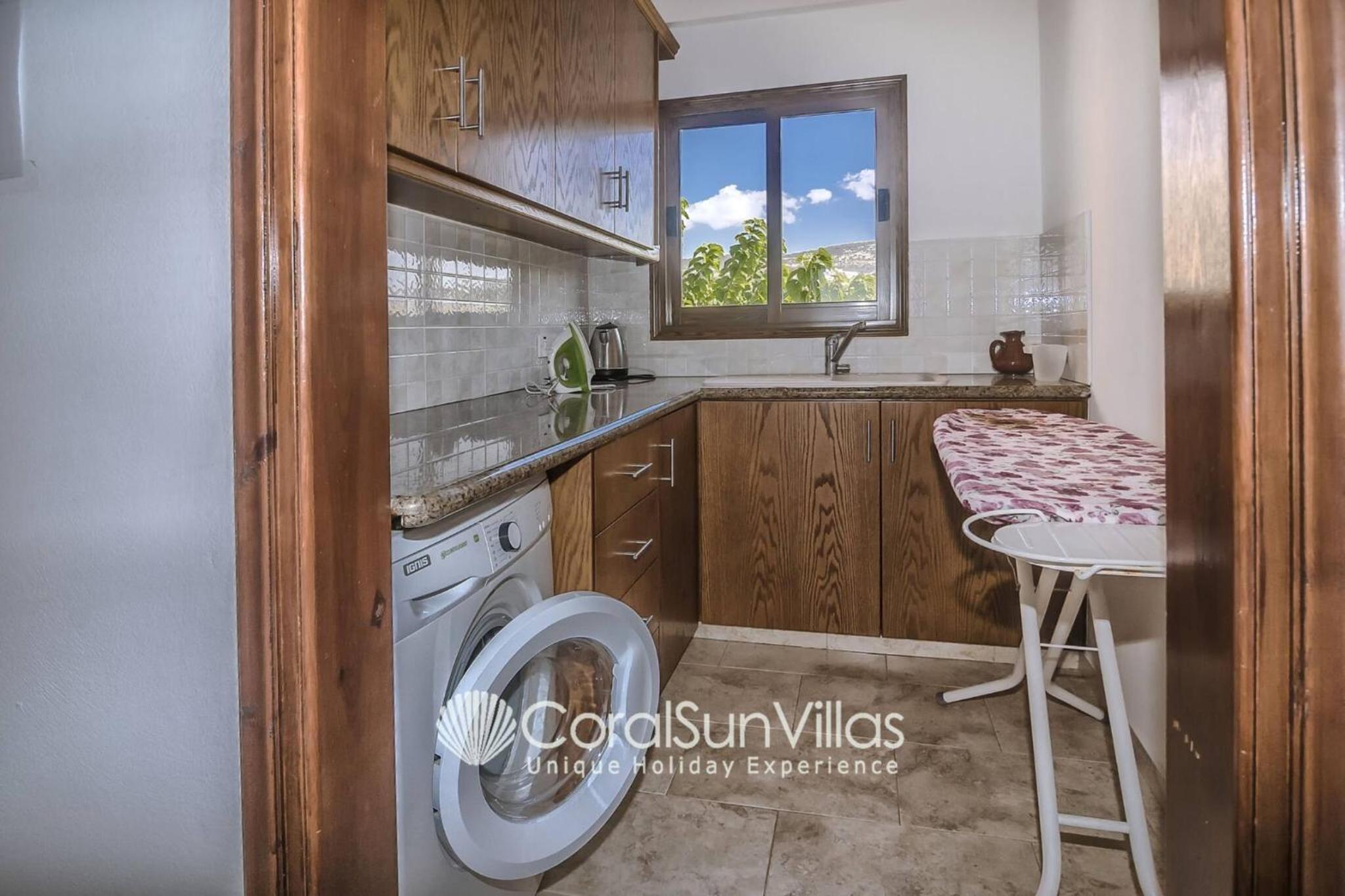 Impressive Villa Exclusive Sea Caves walk to taverns Sleeps 11 Ref 507