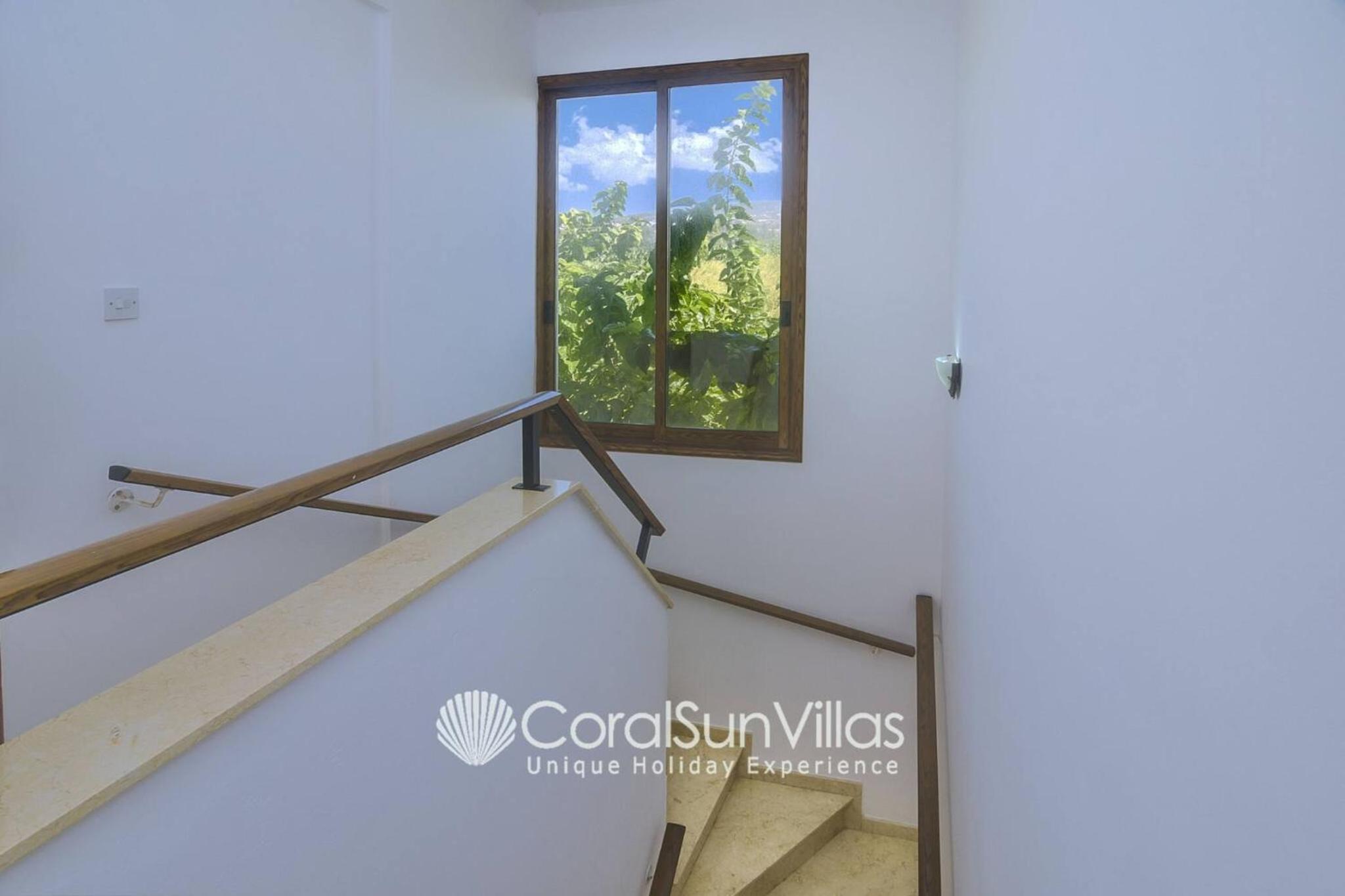 Impressive Villa Exclusive Sea Caves walk to taverns Sleeps 11 Ref 507