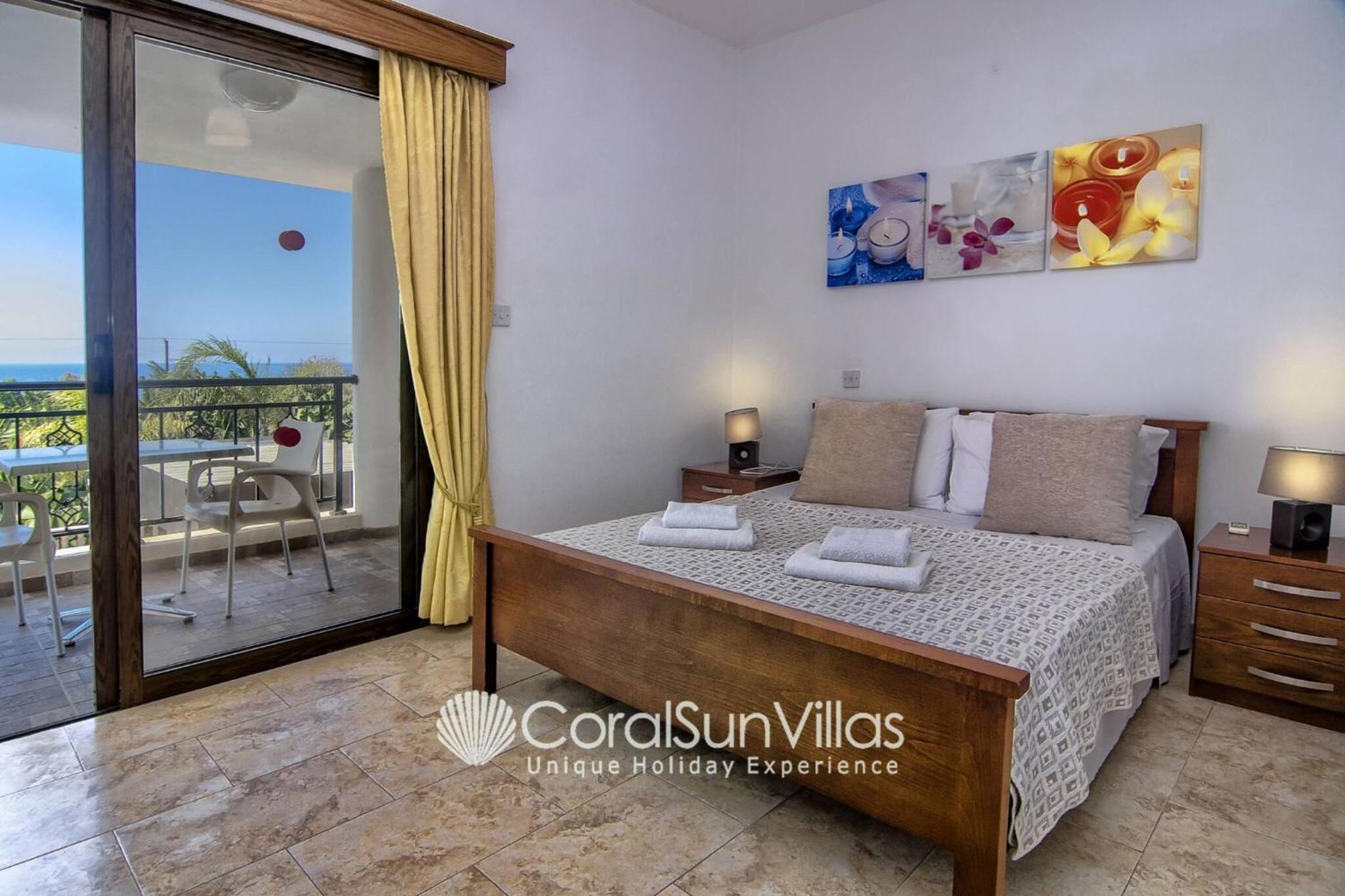 Impressive Villa Exclusive Sea Caves walk to taverns Sleeps 11 Ref 507