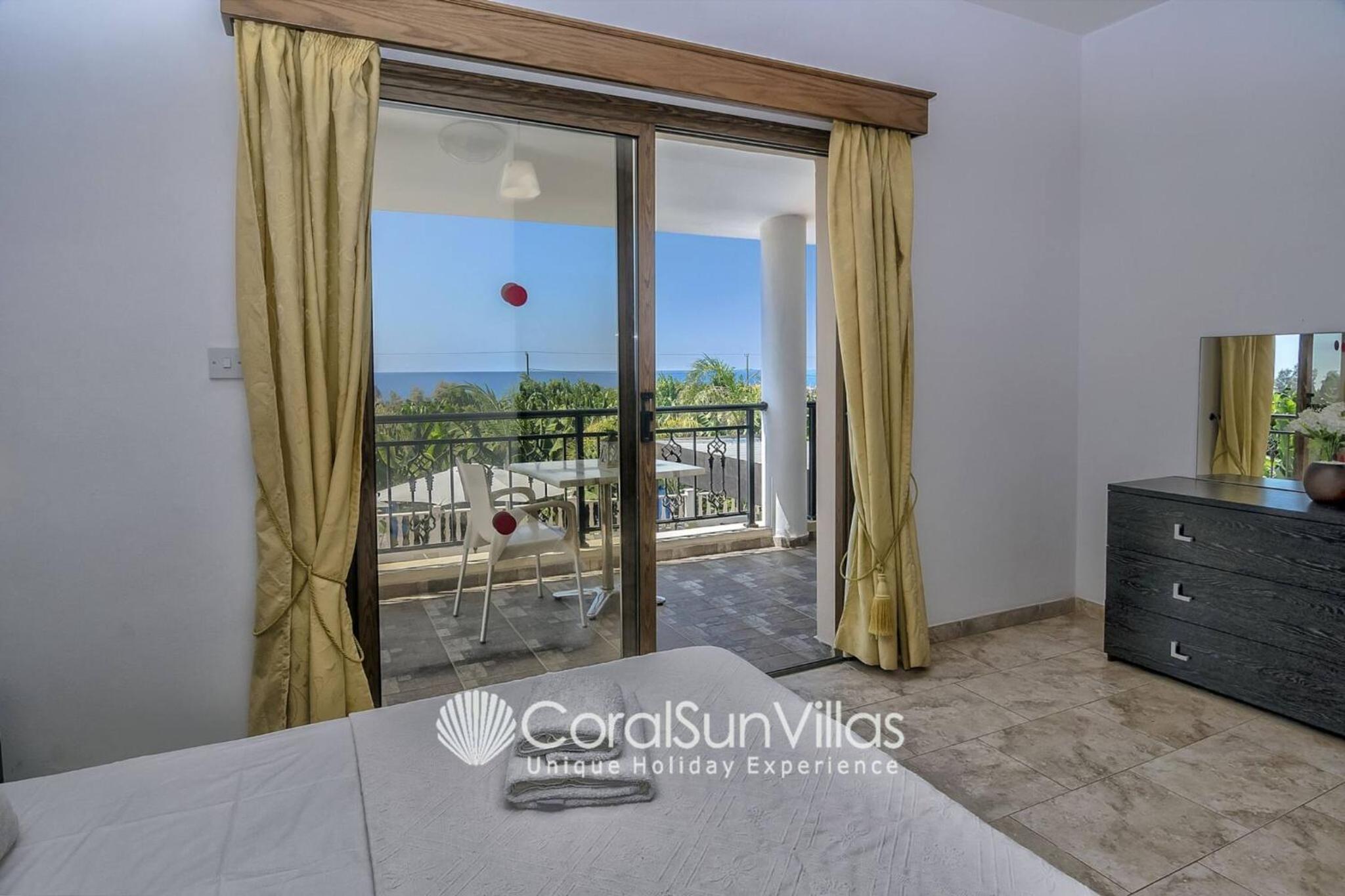 Impressive Villa Exclusive Sea Caves walk to taverns Sleeps 11 Ref 507