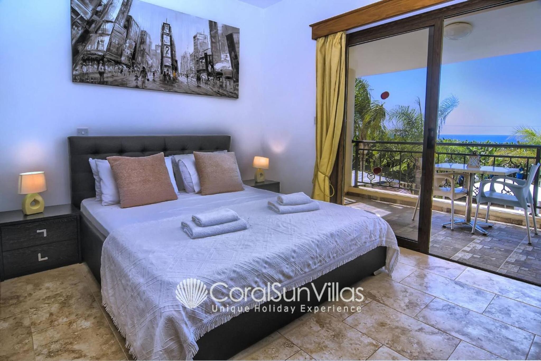 Impressive Villa Exclusive Sea Caves walk to taverns Sleeps 11 Ref 507