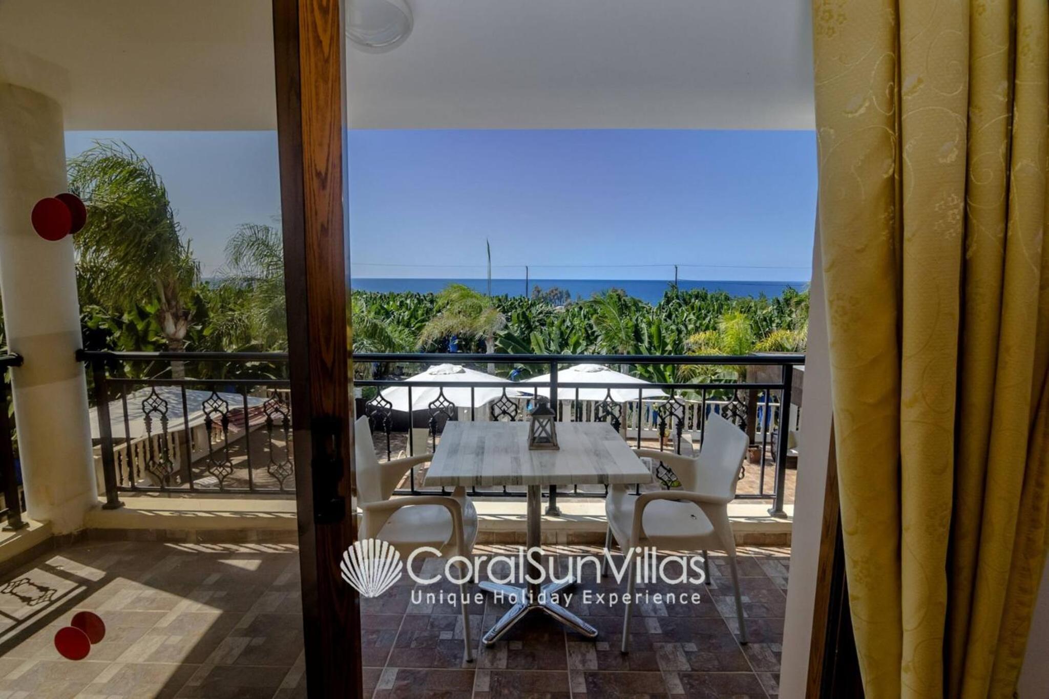 Impressive Villa Exclusive Sea Caves walk to taverns Sleeps 11 Ref 507
